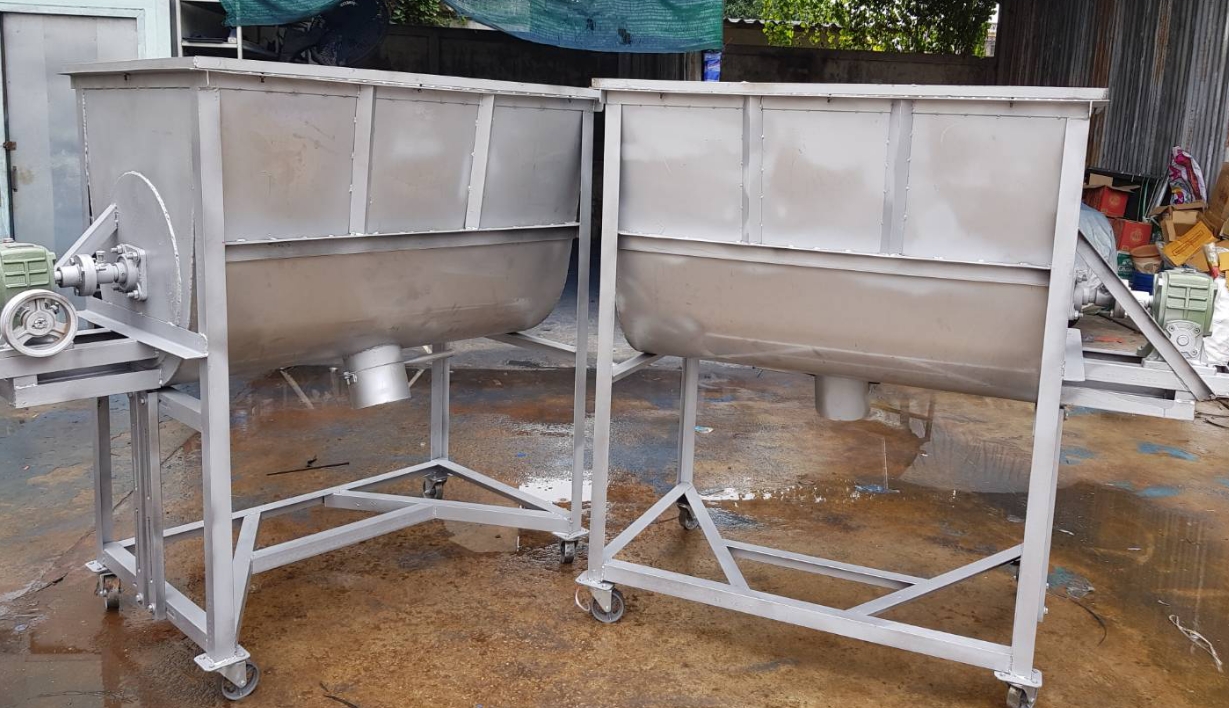 เครื่องผสมปุ๋ย ปุ๋ยเคมี ถังสแตนเลส แนวนอน ขนาด 300kg มอเตอร์ 3HP