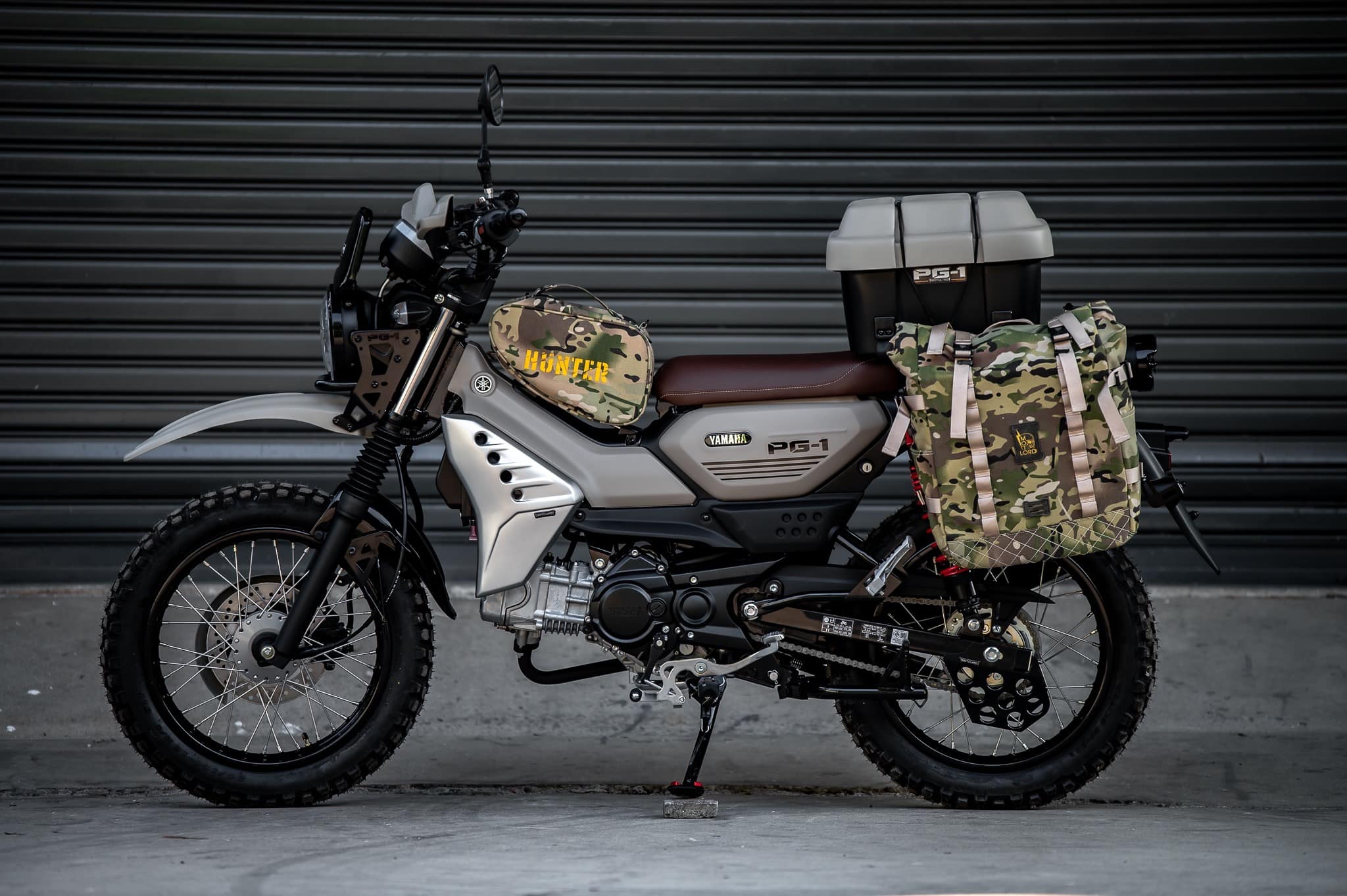 PG-1 1.) ครอบไฟหน้า Headlight cover. 1,590฿ 2.) ครอบไฟเบรค Rear brake light cover. 1,290฿ 3.) ชิวหน้า V1 Headbrand Windshield V1 1,590฿ 4.) กาบ อกบังหัวฉีด Side fairing cover. 1990฿ 5.) กันลาย V1 Mid frame protector. 1990฿ 6.) ชุดบังโคลนหน้าScrambler Full