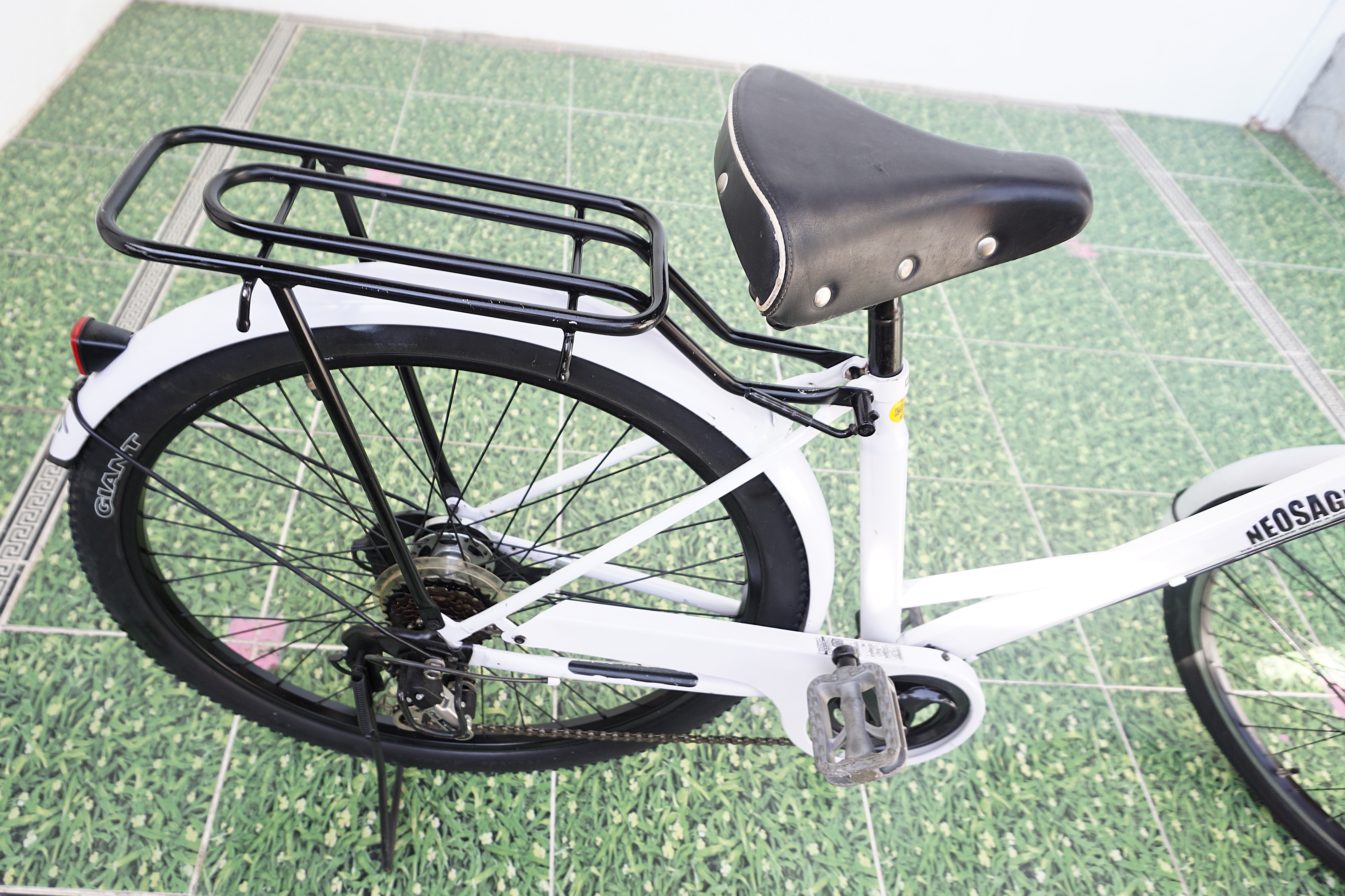 จักรยานแม่บ้านล้อโต ญี่ปุ่น - ล้อ 27.5x1.95 - เกียร์ 6 สปีด - ไฟหน้าอัตโนมัติ - Neosage - สีขาว [จักรยานมือสอง]