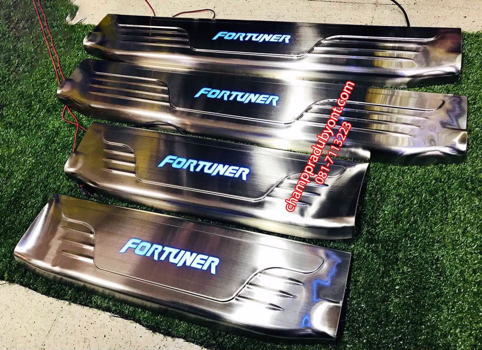 ชายบันไดสแตนเลสมีไฟ TOYOTA FORTUNER 05-11 แสงสีฟ้า (V.2)