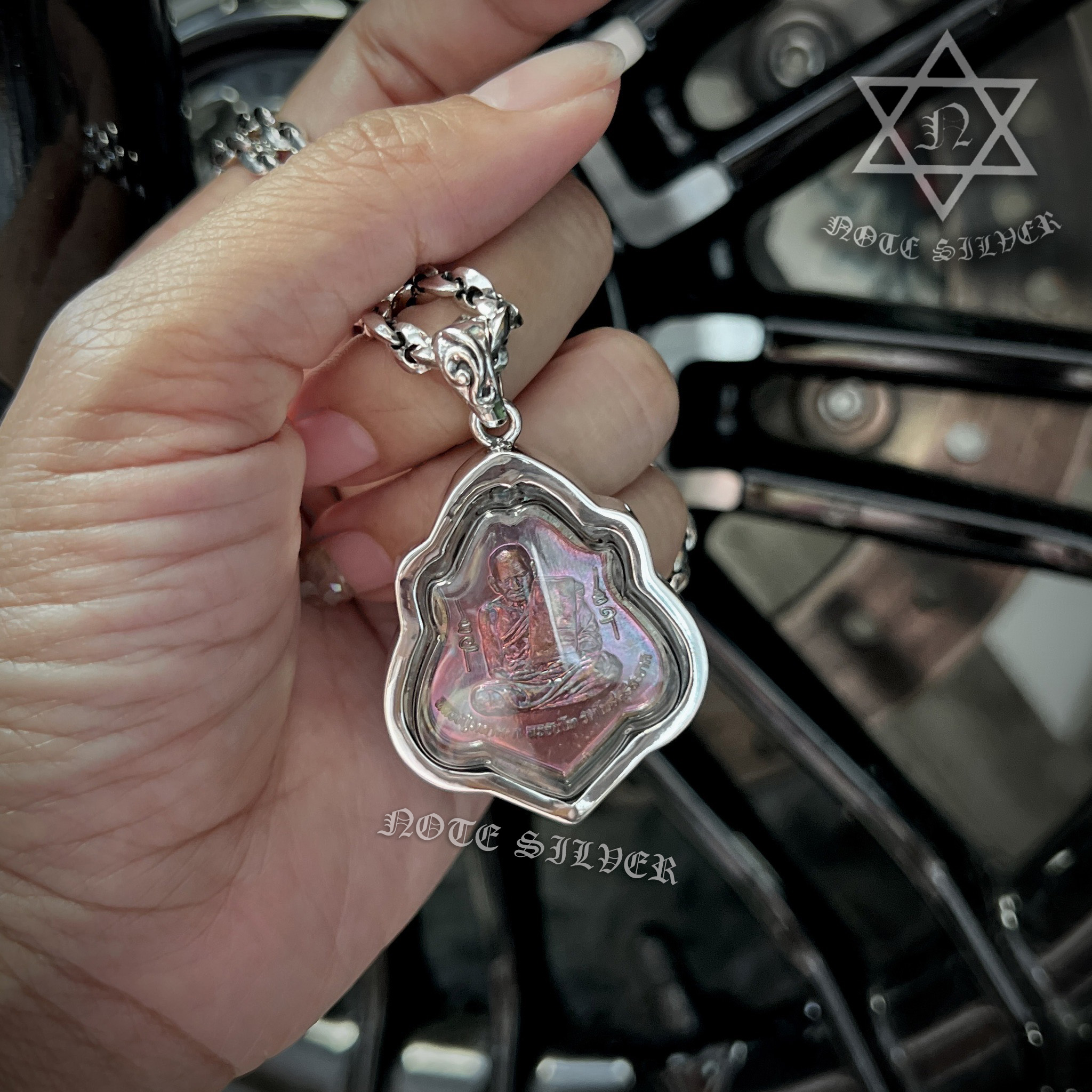 เลี่ยมกรอบเหรียญเทวาพิทักษ์ หลวงปู่มหาศิลา สิริจันโท เลี่ยมจับขอบเรียบแบบสันเหลี่ยม Sterling Silver 925 NSSV3410