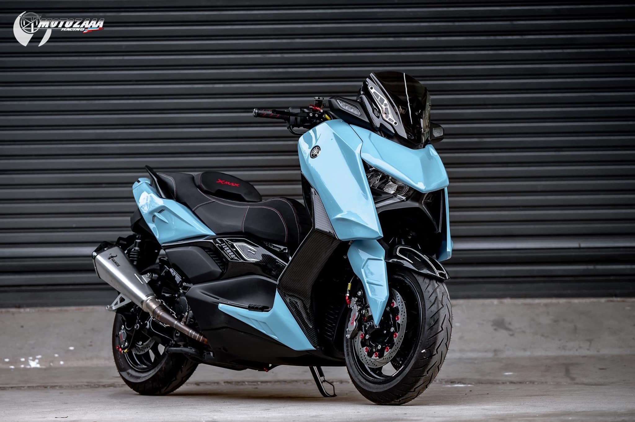 Xmax300 Body kit MotozAAA Body kit 1). ครอบหน้ากากหน้า Front fairing cover 1500฿ 2). ครอบกาบอกซ้าย-ขวา Big side fairing cover 2790฿ 3). ครอบบังโคลนหน้า Front fender cover แบบ3ชิ้น (ชุดเต็ม ) 2100 แบบ2ชิ้น (ข้าง R/L ) 1490฿ ( ลายเคฟล่า +250฿ ) 4). ครอบปีกข