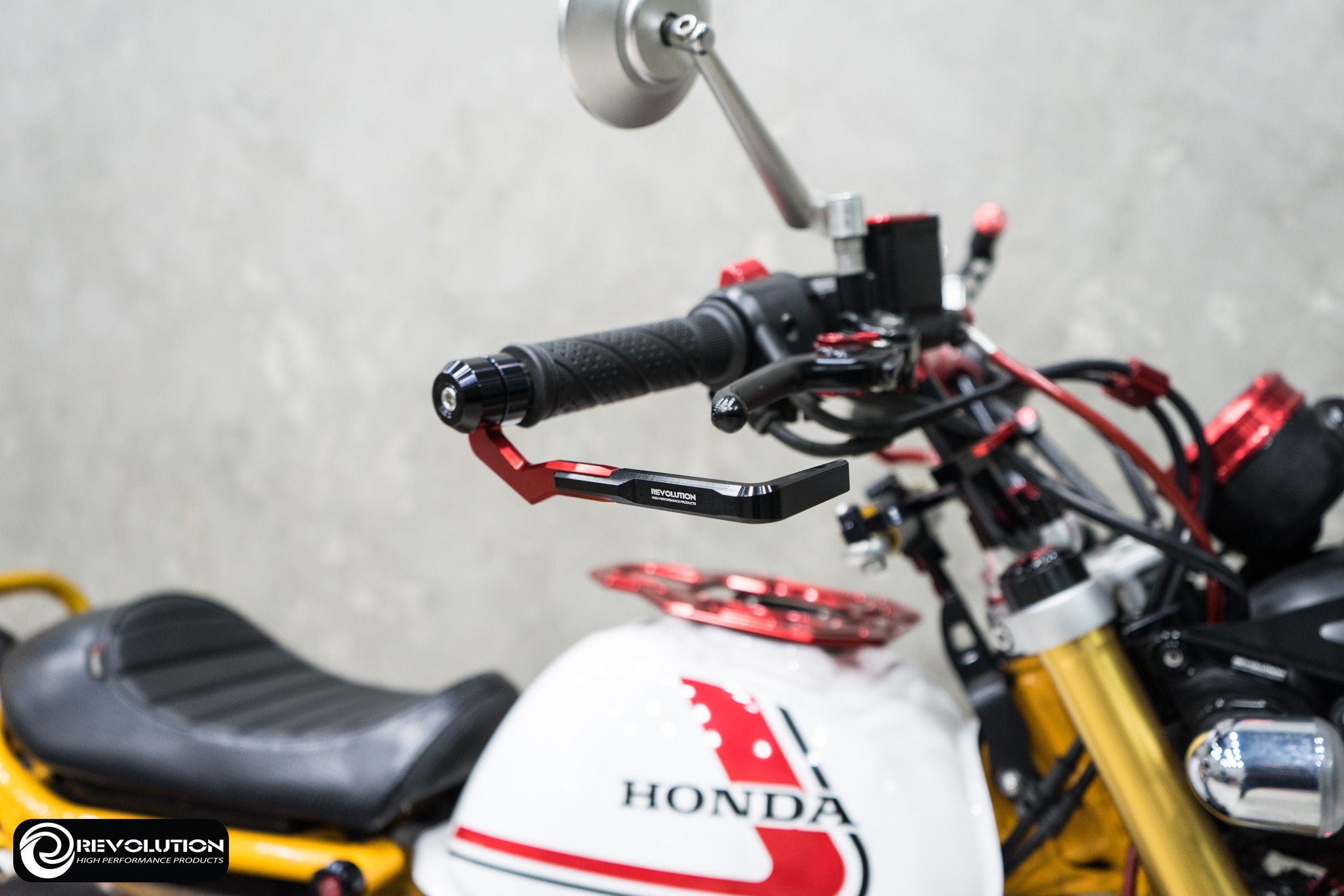 การ์ดมือเบรคยึดปลายแฮนด์ (L+R) REVOLUTION - แดง - ทอง - เทา - ดำ - น้ำเงิน ราคา 2,800 บาท/คู่