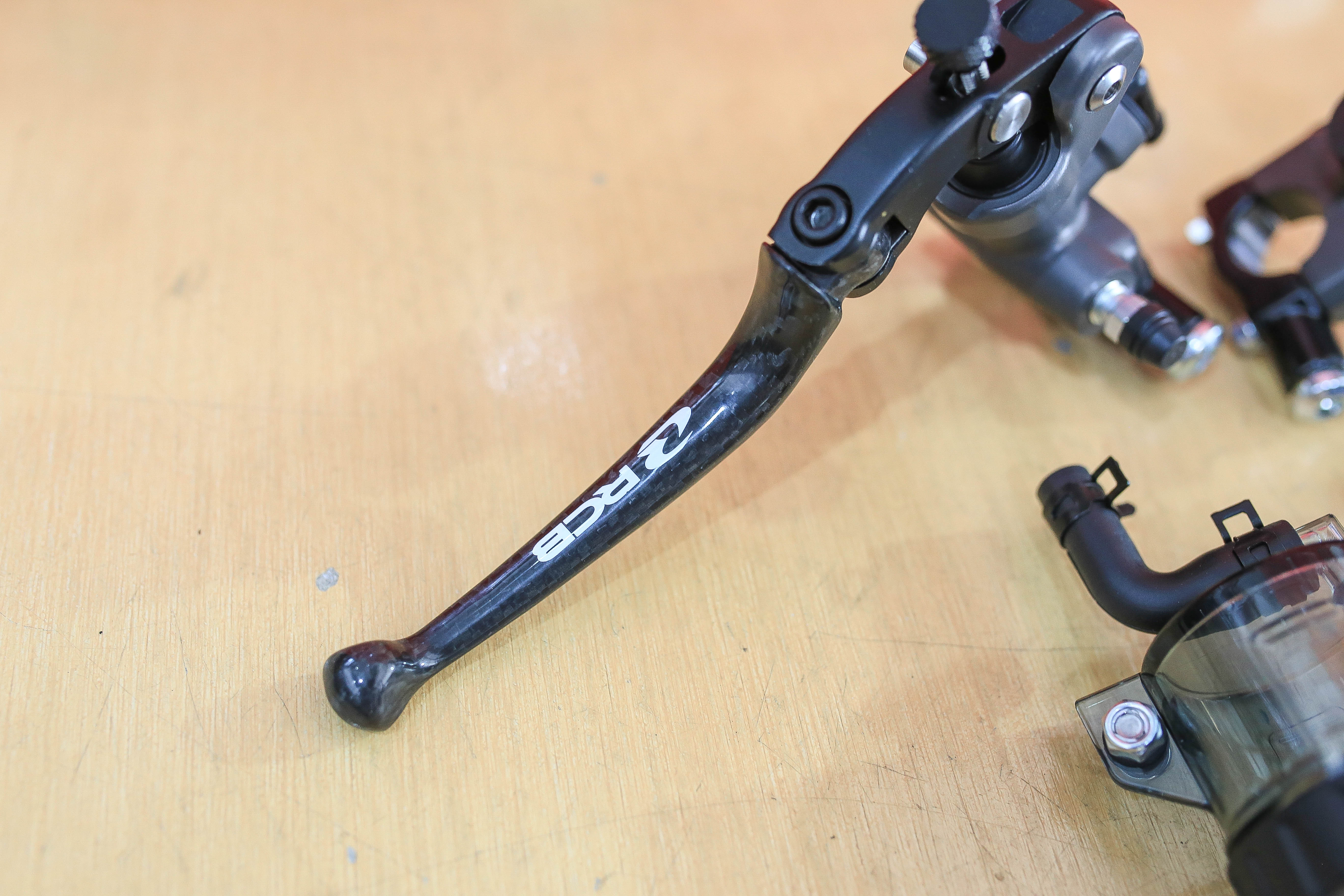 ปั๊ม RCB Racing Spec รหัส RS-1 ตัวปั๊มขนาด 17 mm พร้อมก้าน Carbon ราคาตัวละ 4,900.- คู่ละ 9,800.