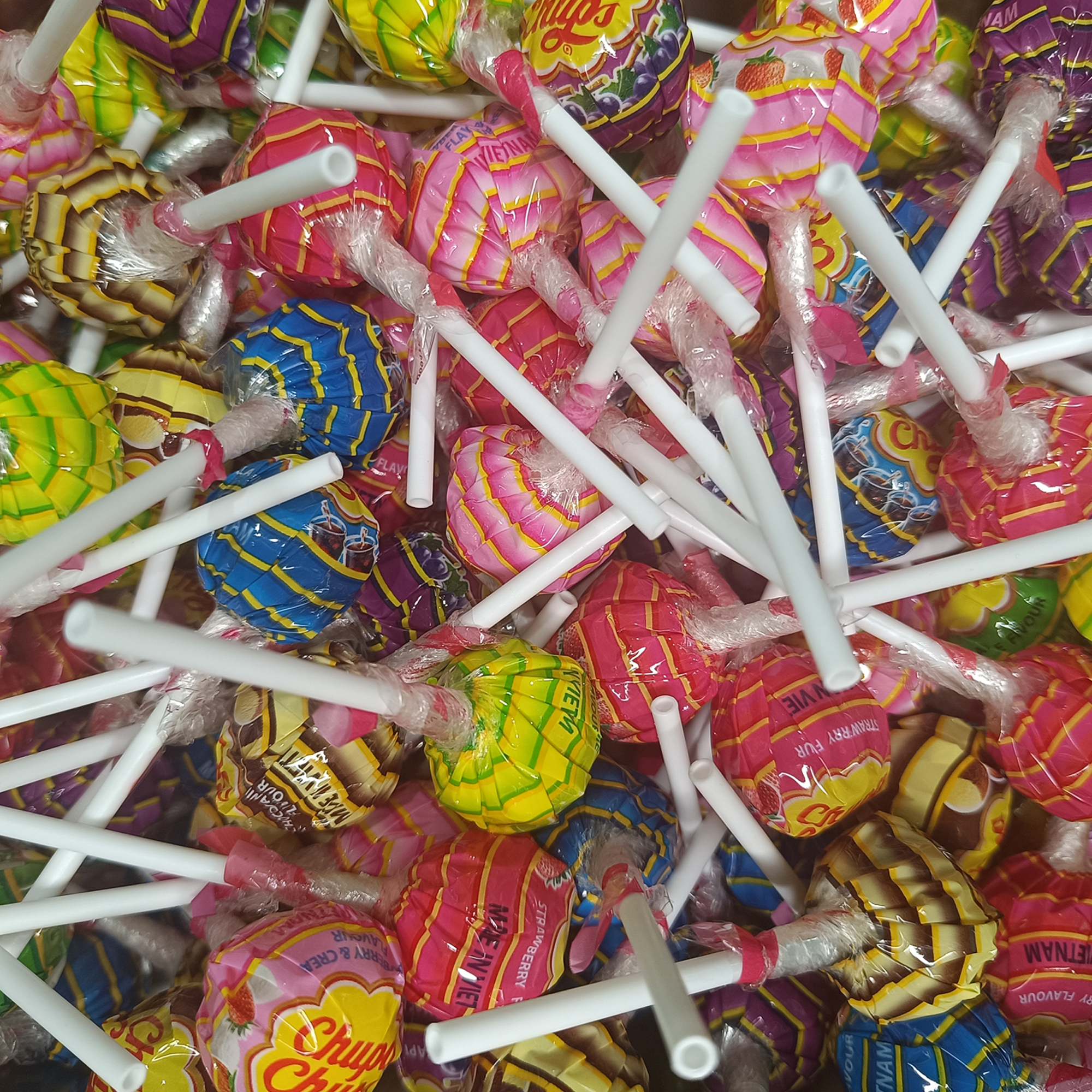 Chupa Chups Lolipops ลูกอมจูปาจุ๊ปส์ รสผลไม้ ลิ้นเปลี่ยนสี อมยิ้มขนาด 9.5 กรัม