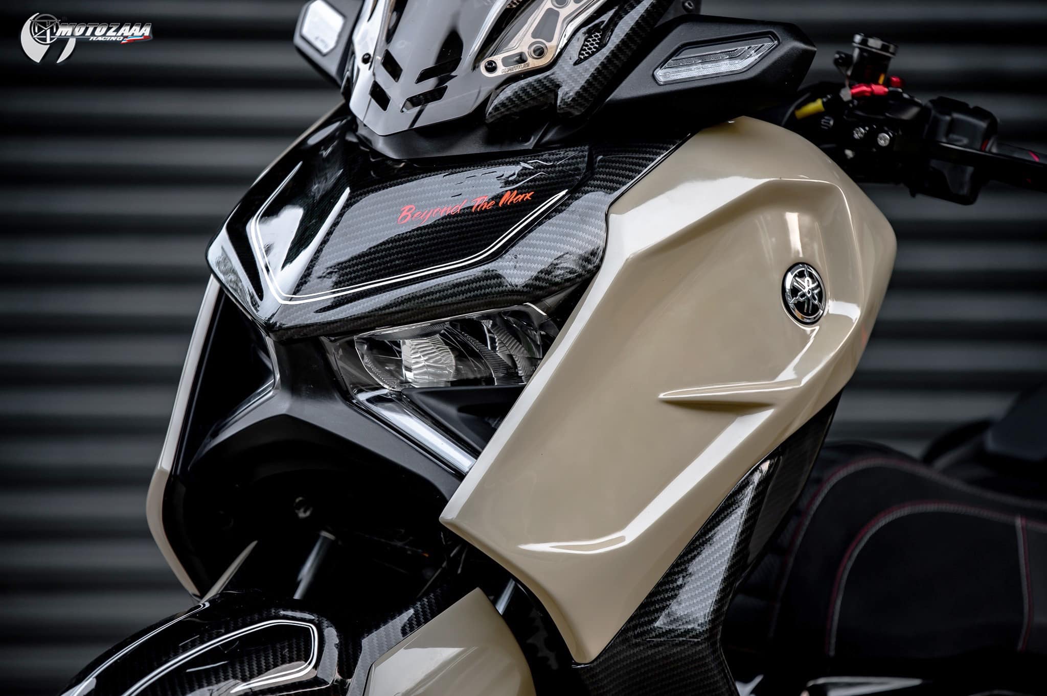 Xmax300 Body kit MotozAAA Body kit 1). ครอบหน้ากากหน้า Front fairing cover 1500฿ 2). ครอบกาบอกซ้าย-ขวา Big side fairing cover 2790฿ 3). ครอบบังโคลนหน้า Front fender cover แบบ3ชิ้น (ชุดเต็ม ) 2100 แบบ2ชิ้น (ข้าง R/L ) 1490฿ ( ลายเคฟล่า +250฿ ) 4). ครอบปีกข