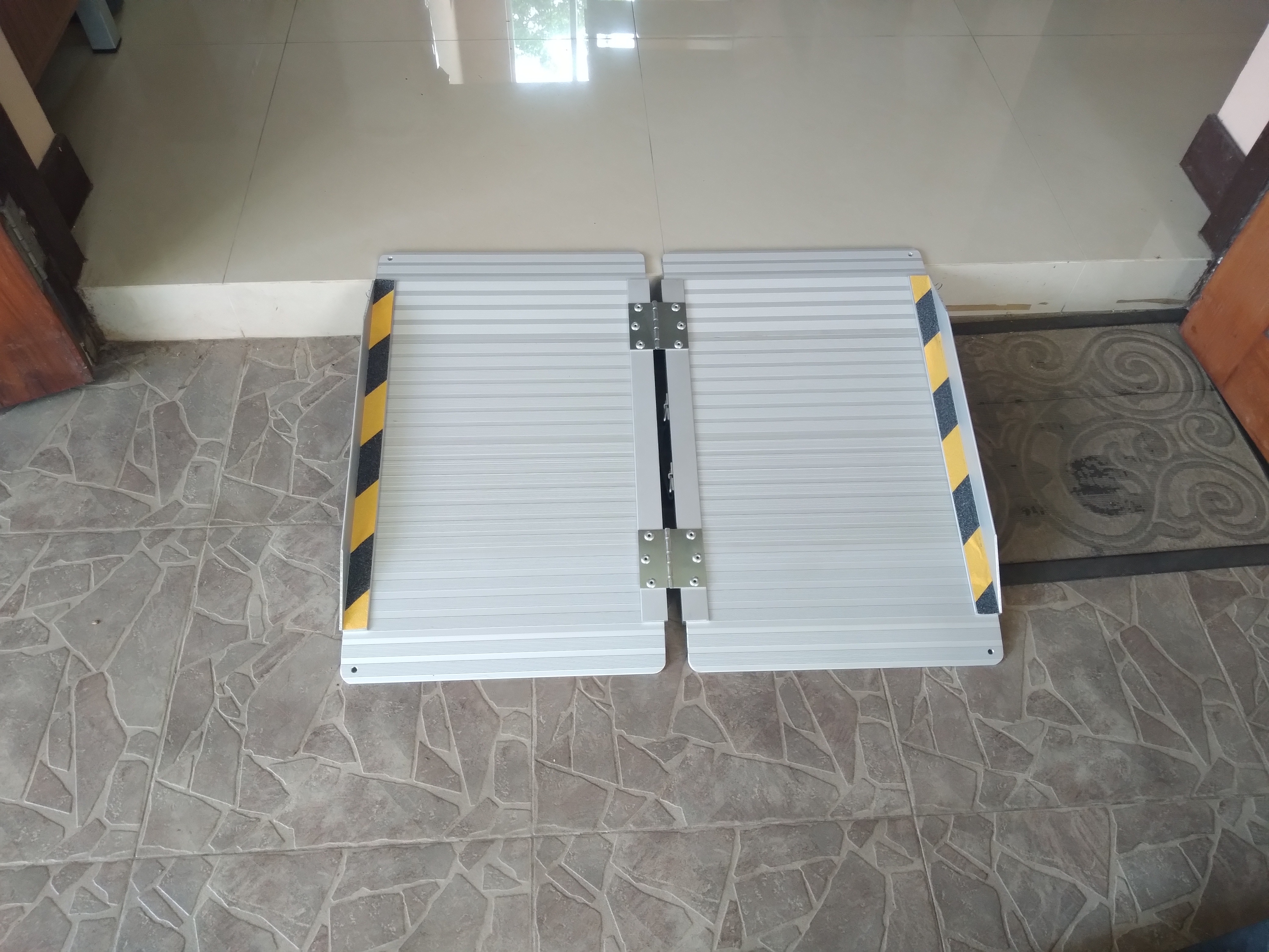 ทางลาดรถเข็นอลูมิเนียม ยาว 60ซม. กว้าง 73ซม.ขอบกันตก 5.4ซม.นน.6กก.รับนน.300kg.พกพา พับได้ ใช้ได้ถึงความสูงสุด 18 cm ** สินค้าขายดี *มีของพร้อมส่ง*-Aluminium Ramp 2f 60x76x5 cm ุุ6kg