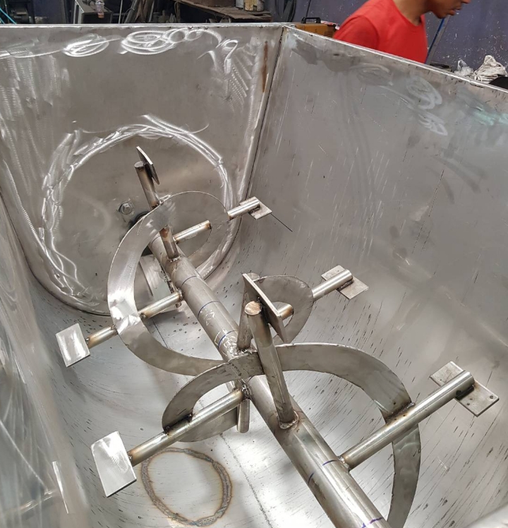 เครื่องผสมปุ๋ย ปุ๋ยเคมี ถังสแตนเลส แนวนอน ขนาด 300kg มอเตอร์ 3HP