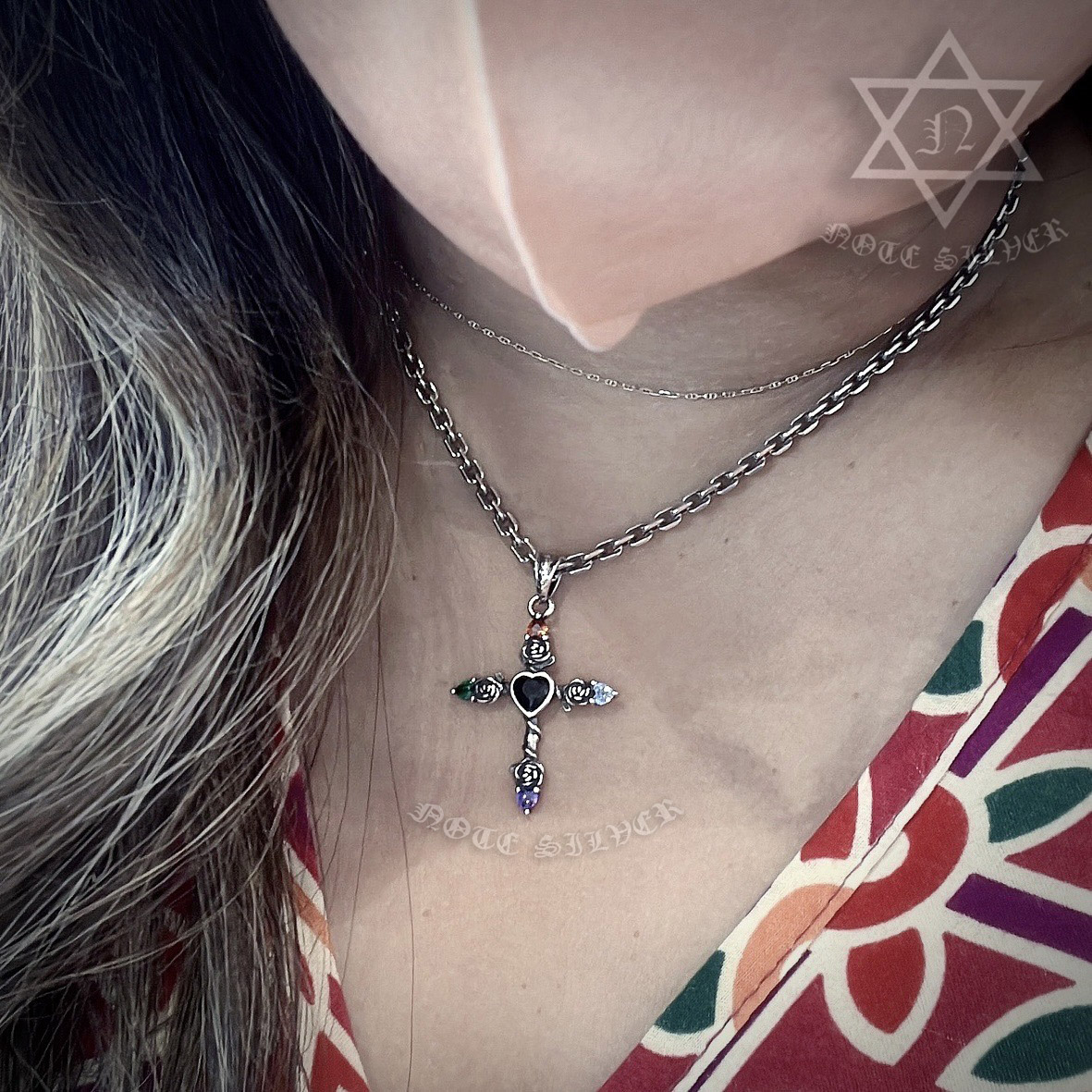 จี้กางเขนเงินแท้ ฝังพลอยหัวใจและประดับดอกกุหลาบสี่ทิศ Sterling Silver 925 NSPD3367