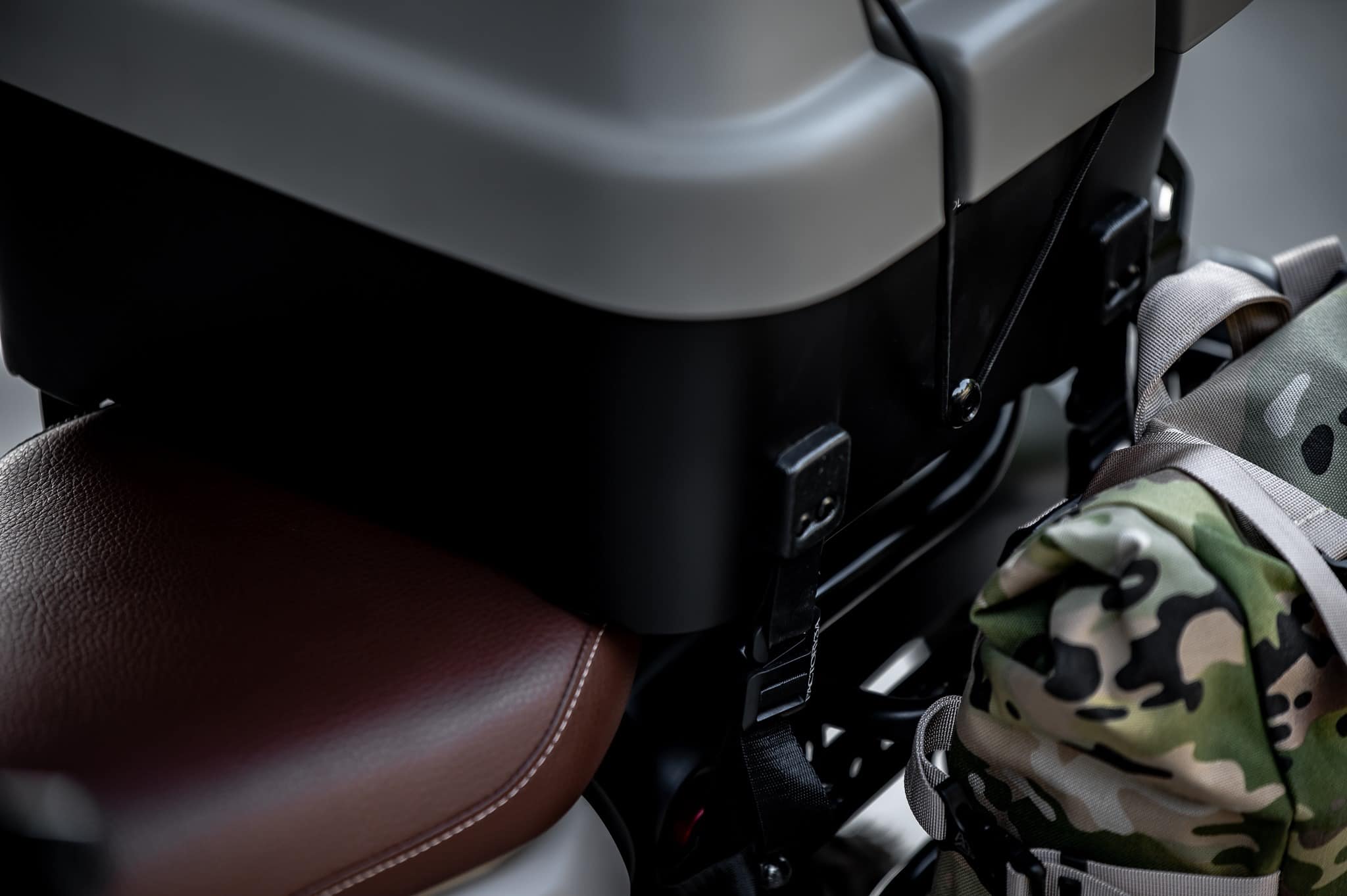 PG-1 1.) ครอบไฟหน้า Headlight cover. 1,590฿ 2.) ครอบไฟเบรค Rear brake light cover. 1,290฿ 3.) ชิวหน้า V1 Headbrand Windshield V1 1,590฿ 4.) กาบ อกบังหัวฉีด Side fairing cover. 1990฿ 5.) กันลาย V1 Mid frame protector. 1990฿ 6.) ชุดบังโคลนหน้าScrambler Full