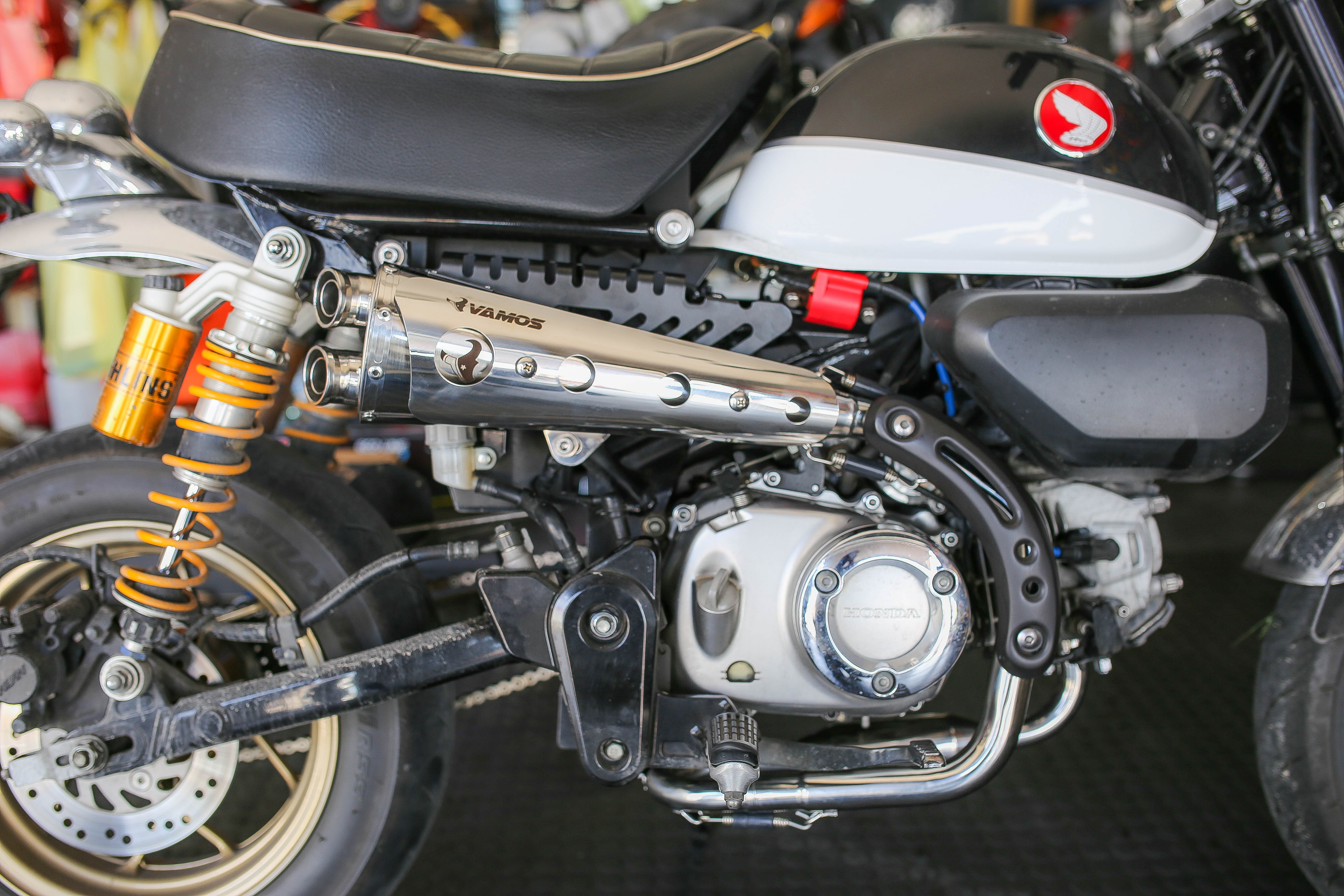 ท่อ MONKEY125 Vamos ตรงรุ่น เสียง นุ่ม ไพเราะ วัสดุน้ำหนักเบา ให้อัตตราเร่งที่ดี มาพร้อมอุปกรณ์ติดตั้งครบ ท่อมี มอก. ใช้งานได้สบายใจ