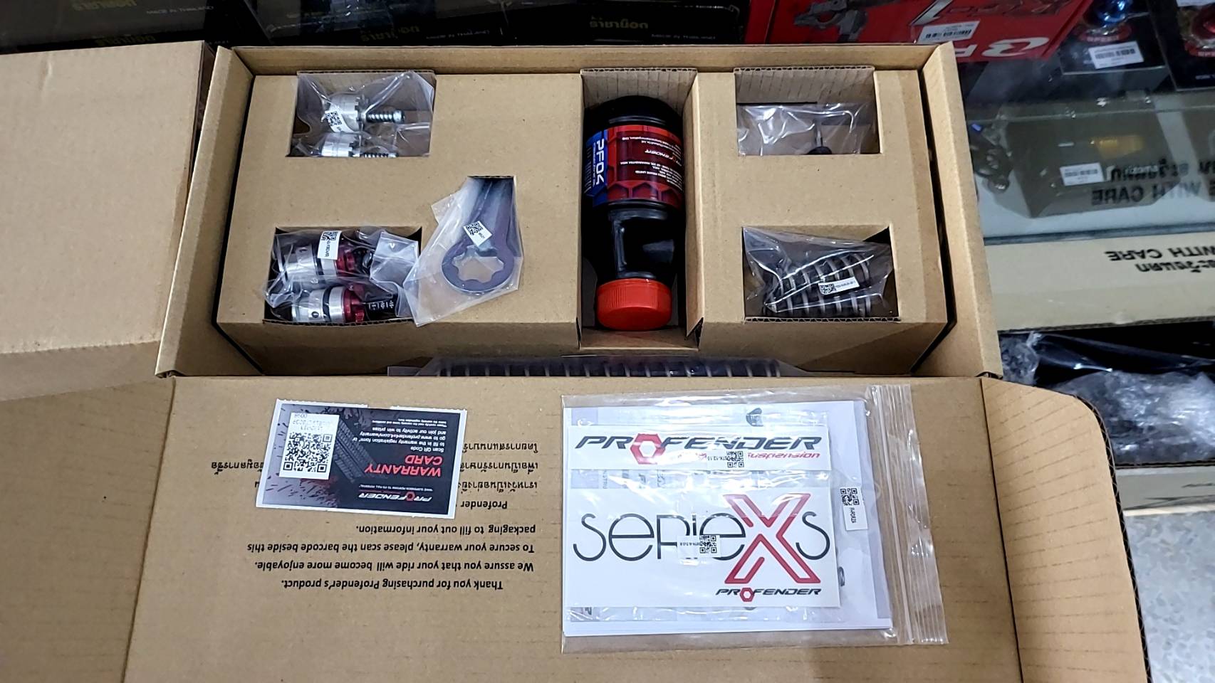 สปิงโหลดหน้า Profender ใส่รถ Forza350 กับ Xmax300 - ใส่เพื่อโหลดโช๊คอัพด้านหน้าความสูง 25 mm. - 35mm. - สามารถปรับพรีโหลดให้เหมาะสมกับการใช้งาน - มาพร้อมน้ำมันโช๊คอัพคุณภาพสูง และวาล์วในชุดครบเซ็ต เพื่อประสิทธิภาพการขับขี่ระดับพรีเมี่ยม forza3500 4100 / s