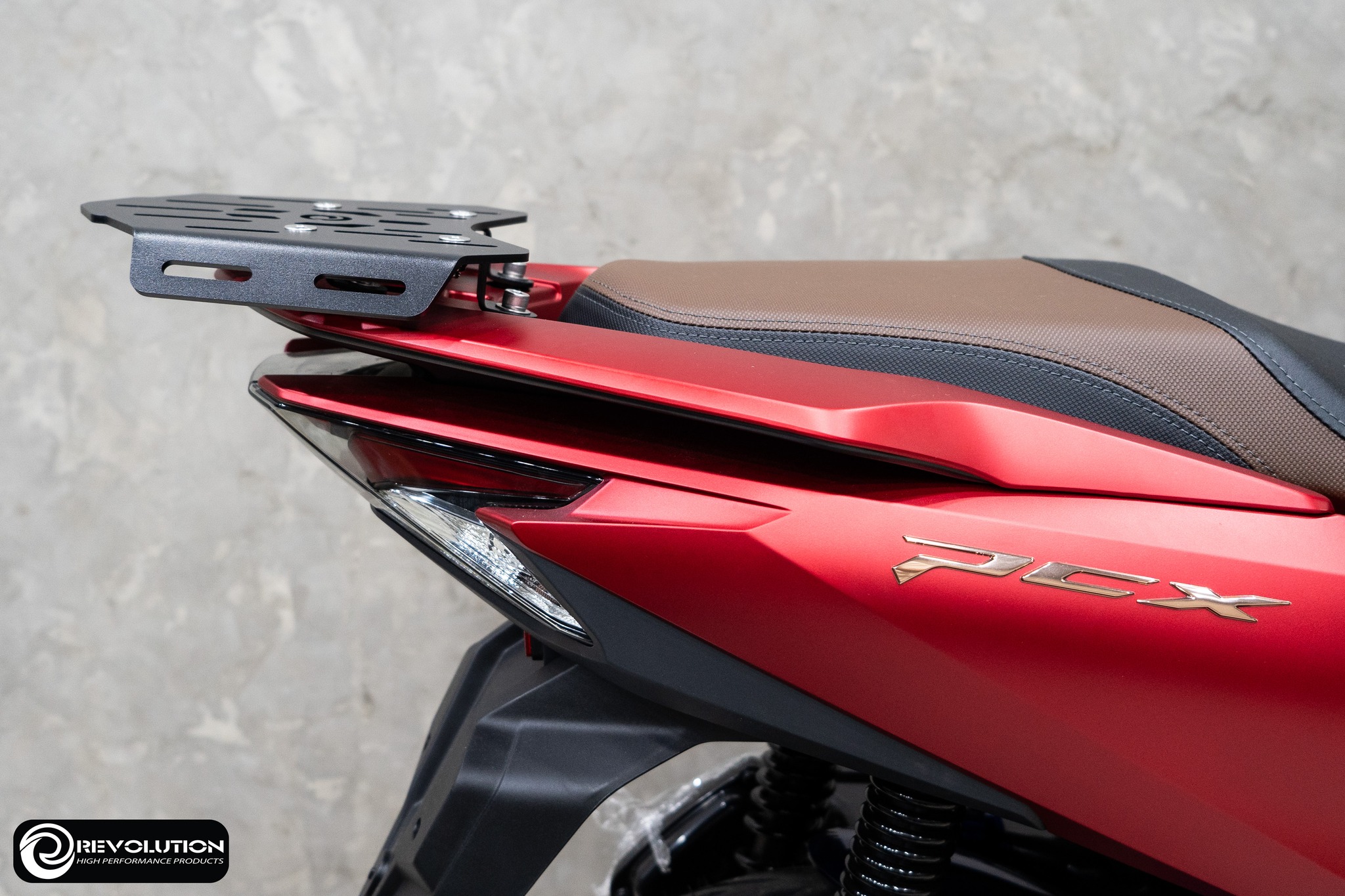 แผ่นรองกล่องท้ายเบาะ 2D (พร้อมขาตัดพับ) REVOLUTION PCX-160 NEW2025- ดำ ราคา 1,500 บาท/ชุด