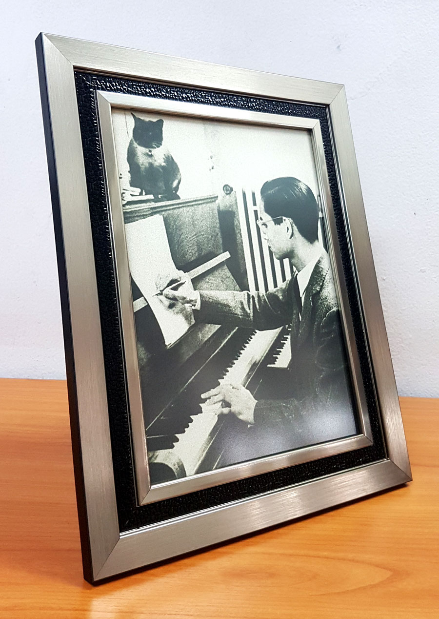 รูปในหลวงรัชกาลที่ 9 ทรงเปียนโน พร้อมคุณติโต ที่สุดของความคลาสสิค กรอบรูปในหลวง