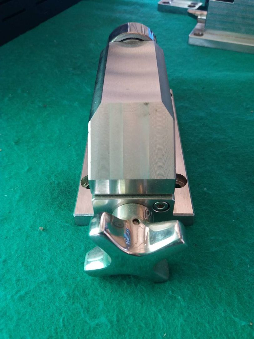 ลูกปืนลูกกลิ้ง ติดแท่นสแตนเลสตามภาพ ยี่ห้อ THK made in Japan