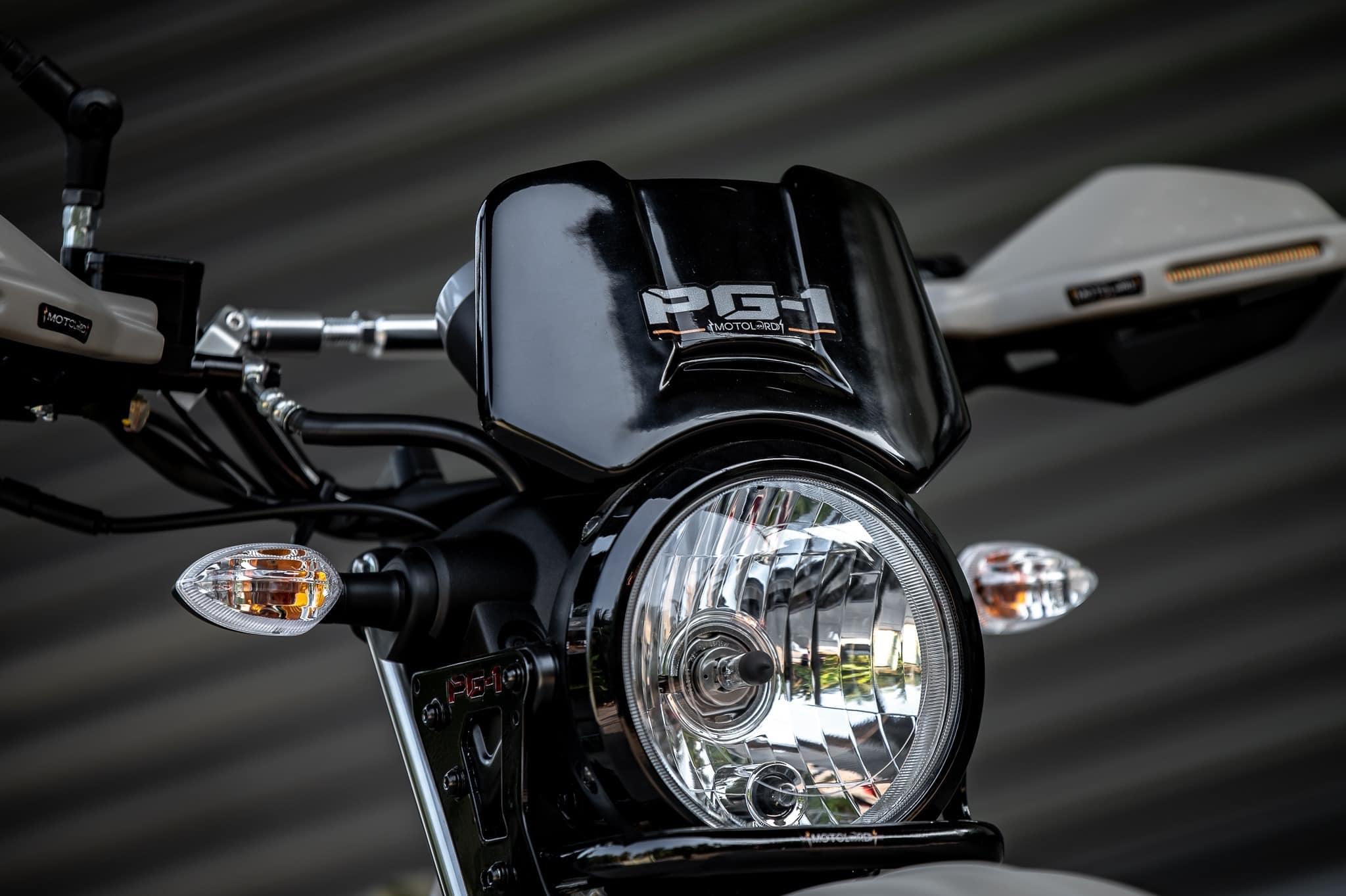 PG-1 1.) ครอบไฟหน้า Headlight cover. 1,590฿ 2.) ครอบไฟเบรค Rear brake light cover. 1,290฿ 3.) ชิวหน้า V1 Headbrand Windshield V1 1,590฿ 4.) กาบ อกบังหัวฉีด Side fairing cover. 1990฿ 5.) กันลาย V1 Mid frame protector. 1990฿ 6.) ชุดบังโคลนหน้าScrambler Full