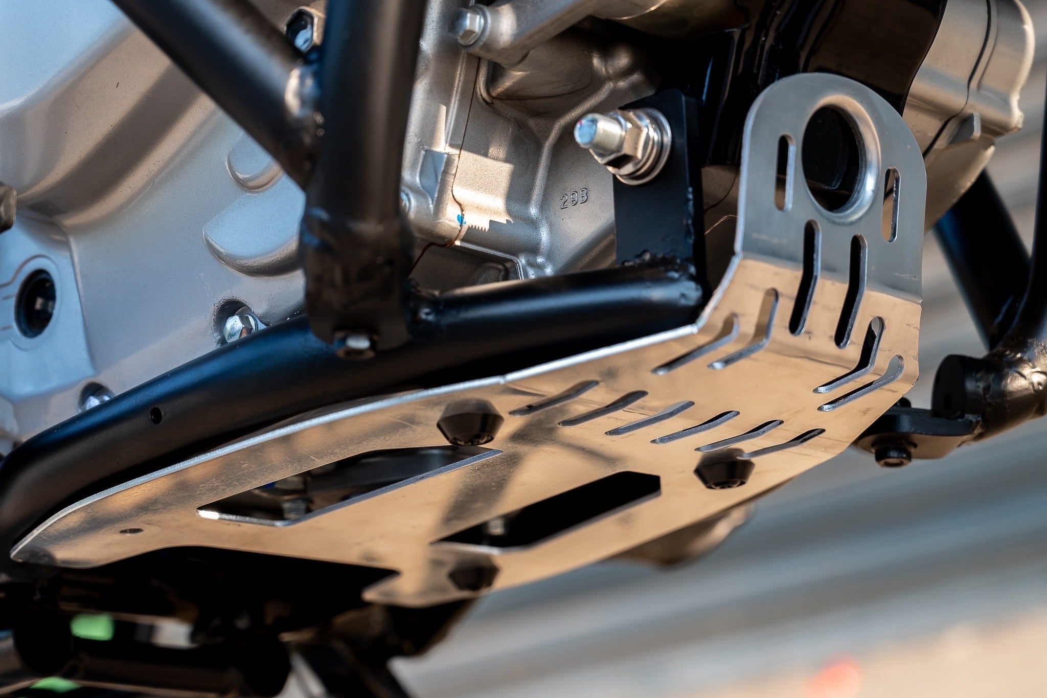 ของแต่ง Suzuki VanVan 200 MOTOZAAA VanVan200 / 125 1.ชิวหน้า V.1 2200฿ 2.ชิวหน้า V.2 2700฿ มีหน้ากาก 3.ชุดบังโคลนหน้า 2900฿ 4.แคชบาร์ 3990฿ ( มาพร้อมกันแคร้ง การ์ใต้ท้องเครื่อง ) 5. แร็คท้าย 3500฿ 6.แร็คกระเป๋าตัวใหญ่ 2100 ฿ 7.กระเป๋าข้างกันน้ำ 2690฿ 8.กั