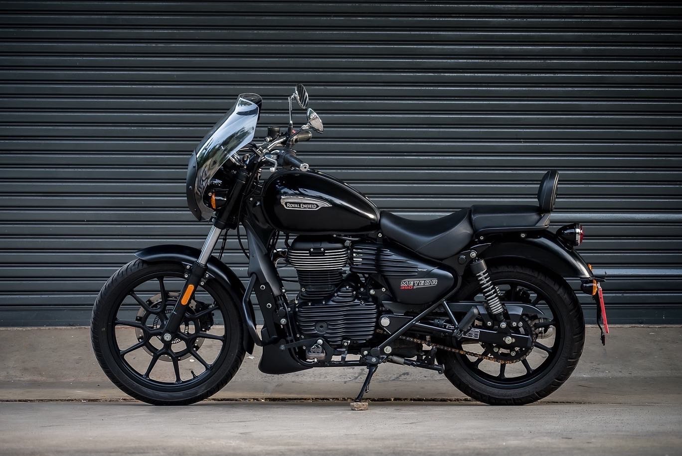 Royal Enfield METEOR 350 (เมธิออ 350) 1.หน้ากากโม่งใหญ่ 3990฿ 2.คาดกลางถัง 1950฿ 3.ครอบฝากระเป๋าข้าง 1990฿ 4.ครอบเครื่อง 2300฿ 5.แคชบาร์+อกไก่ 4700฿