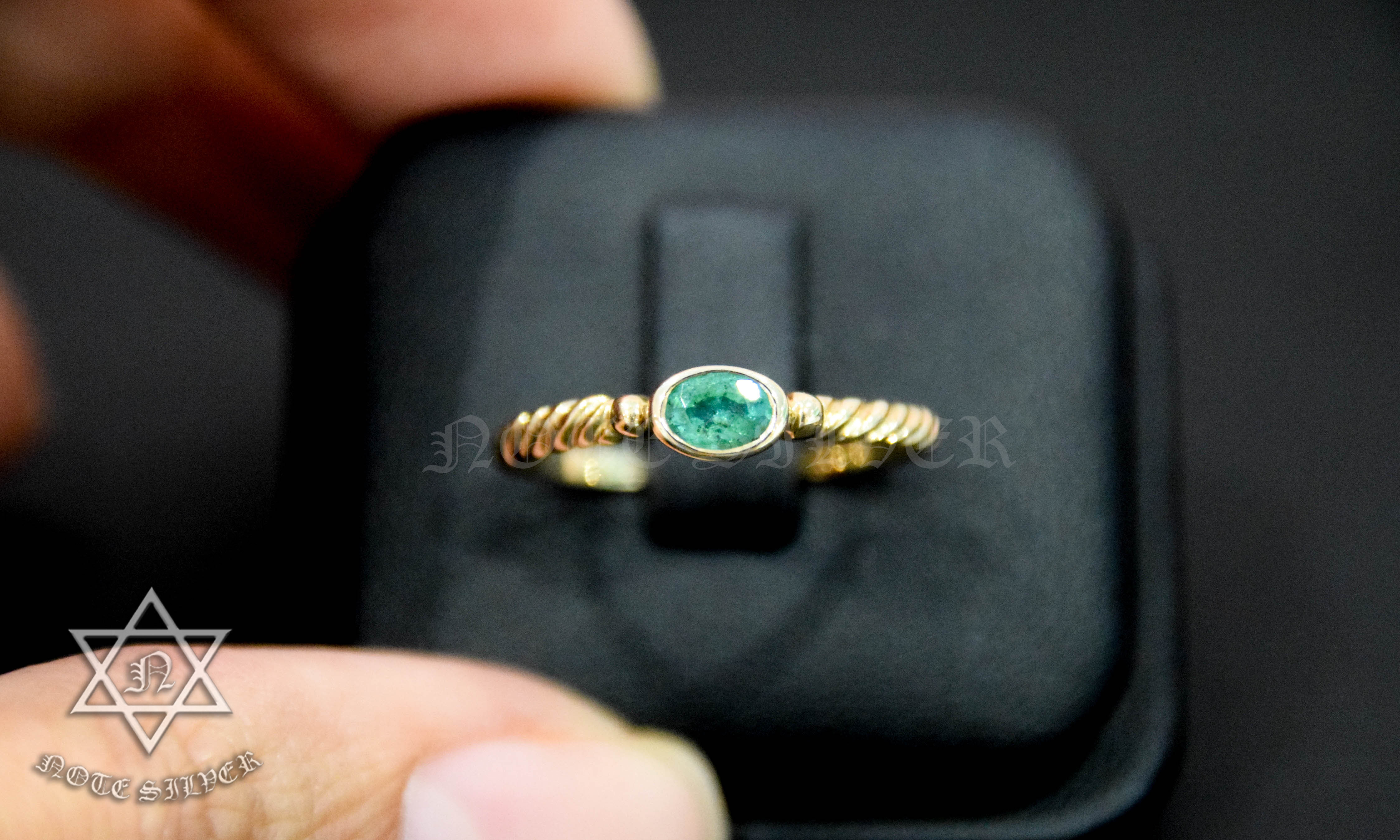 แหวนทองคำแท้ 9K Gold ฝังพลอยมรกตแท้ (มรกตพลอยเก่า) NSGD1684