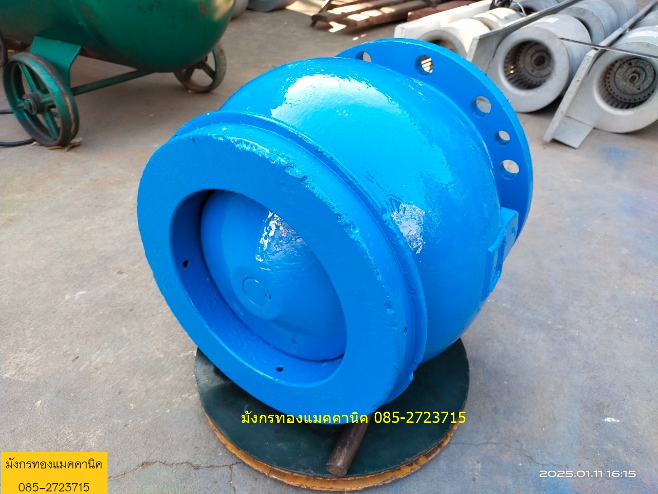 เช็ควาล์วหน้าแปลนแบบแนวตั้ง ขนาด 8 นิ้ว เป็นวาล์วชนิดปิดกั้นให้น้ำไหลไปในทิศทางเดียว ติดตั้งได้เฉพาะแนวตั้งเท่านั้น (ทางน้ำออก) การทำงานของวาล์วประเภทนี้ จะเป็นไปโดยอัตโนมัติ โดยที่น้ำจะไหลผ่านวาล์ว และลิ้นของวาล์วจะปิดกั้นทันทีที่น้ำหยุดเพื่อป้องกันความเ