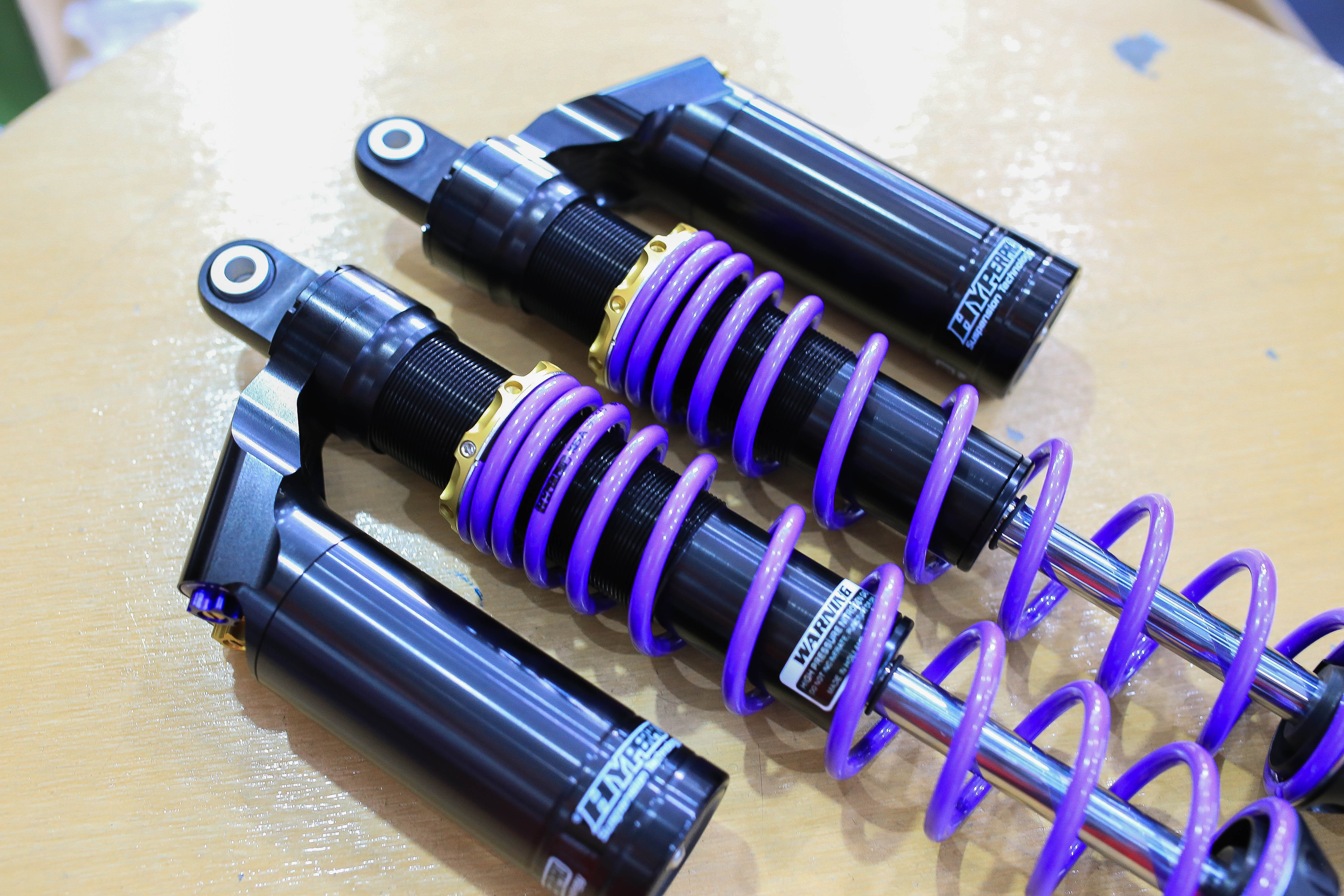 โช้คคู่จาก HYPERPRO NEW FORZA350 โดยเฉพาะ ถ่ายทอดดีเอ็นเอของ HYPERPRO เพิ่มความเร้าใจให้ทุกการขับขี่ ทั้งนี้ HYPERPRO SHOCK-UP ที่ติดตั้งในรถรุ่นนี้ ถือเป็นหนึ่งในรุ่นที่ดีที่สุดของระบบกันสะเทือนแบบคู่ โดยผลิตจากอะลูมิเนียมขนาดเบา กระบอกขนาด 36 mm. ประกอบ