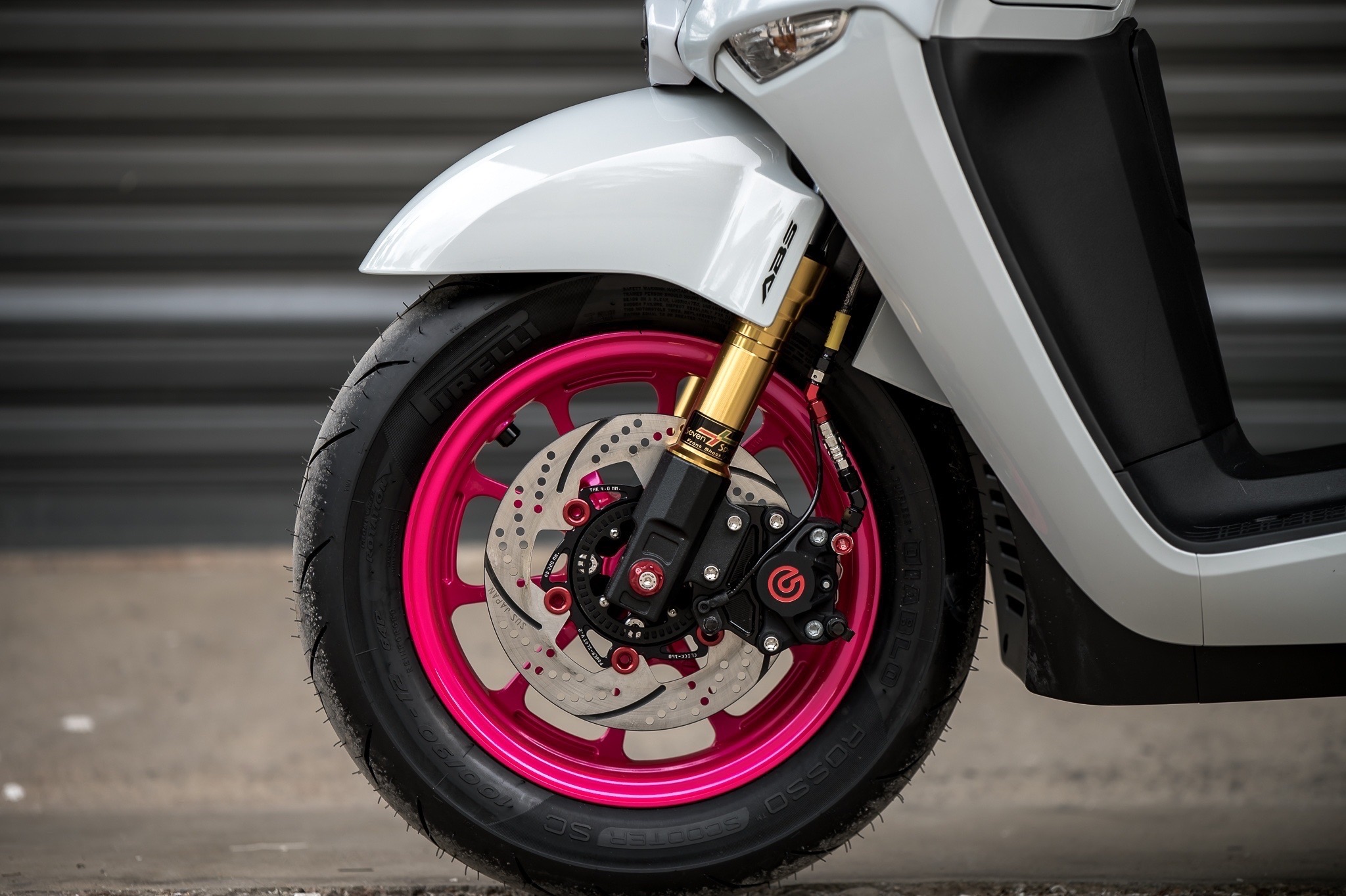 -กระบอกโช้คแต่ง Giorno+ พร้อมซีลแท้ !!!!! ราคา 2,400 บาท -ขาปั้ม จาน 220 มิลสำหลับใส่โช้คแต่งปั้ม Brembo2 pot จะมีแยกรุ่น Abs และ ไม่มีAbs ราคาเท่ากัน ขาย 950 บาท -จาน CLick160-Abs/220 มิลหยักv3-กลมv2 สำหลับใส่กับโช้คแต่ง Giorno รุ่นAbs ราคาขาย 3,300 บาท