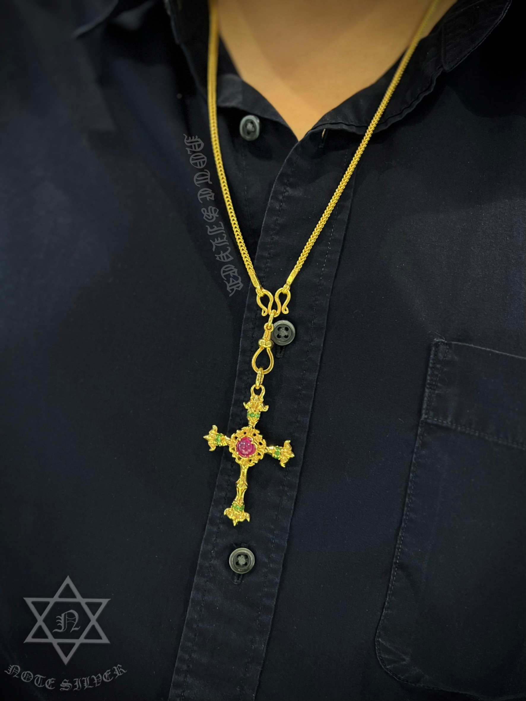 จี้กางเขนกอธิกทองคำแท้ 18K Gold ฝังทับทิมแท้และมรกตแท้ GDNS3200