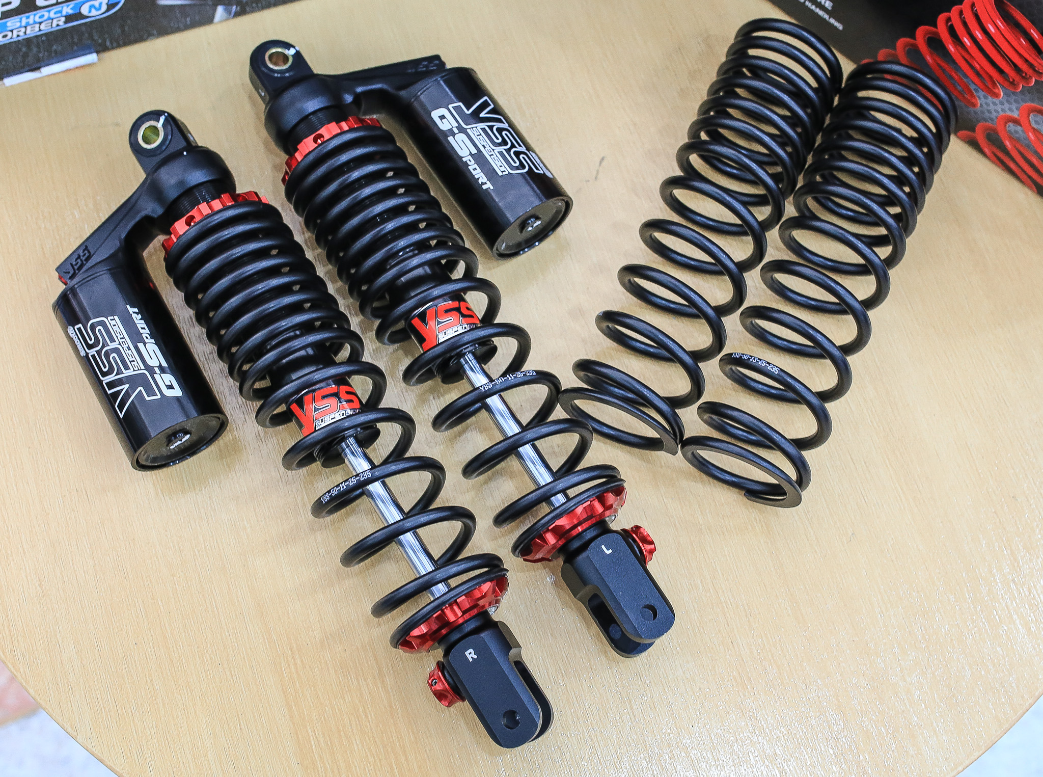 โช็ค YSS X-MAX300 SMOOTH BLACK SERIES G-SPORT ความสูง350MM ทุกรุ่นแถมสปิงแข็งมาให้ 1คู่ ราคา8200 สปริงที่แถมไปเป็น Heavy Duty ก็จะรับน้ำหนักคนขับอยู่ที่ 90-120 ครับ ถ้ารวมคนซ้อนก็ไม่เกิน 180 เกินจากนั้นต้องปรับพรีโหลดช่วยครับ