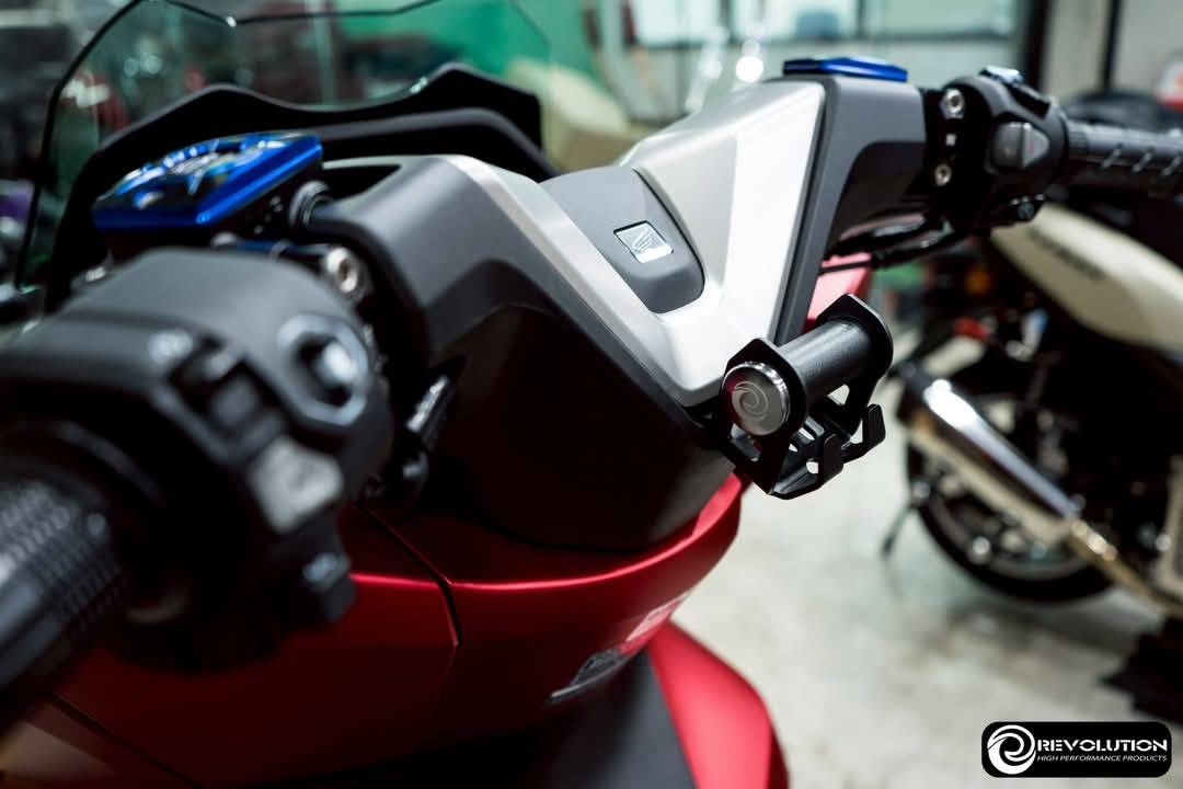 ขาจับมือถือยึดใต้ฝาครอบแฮนด์ 2D REVOLUTION PCX160 2025 พร้อมตะขอเกี่ยว ราคา790