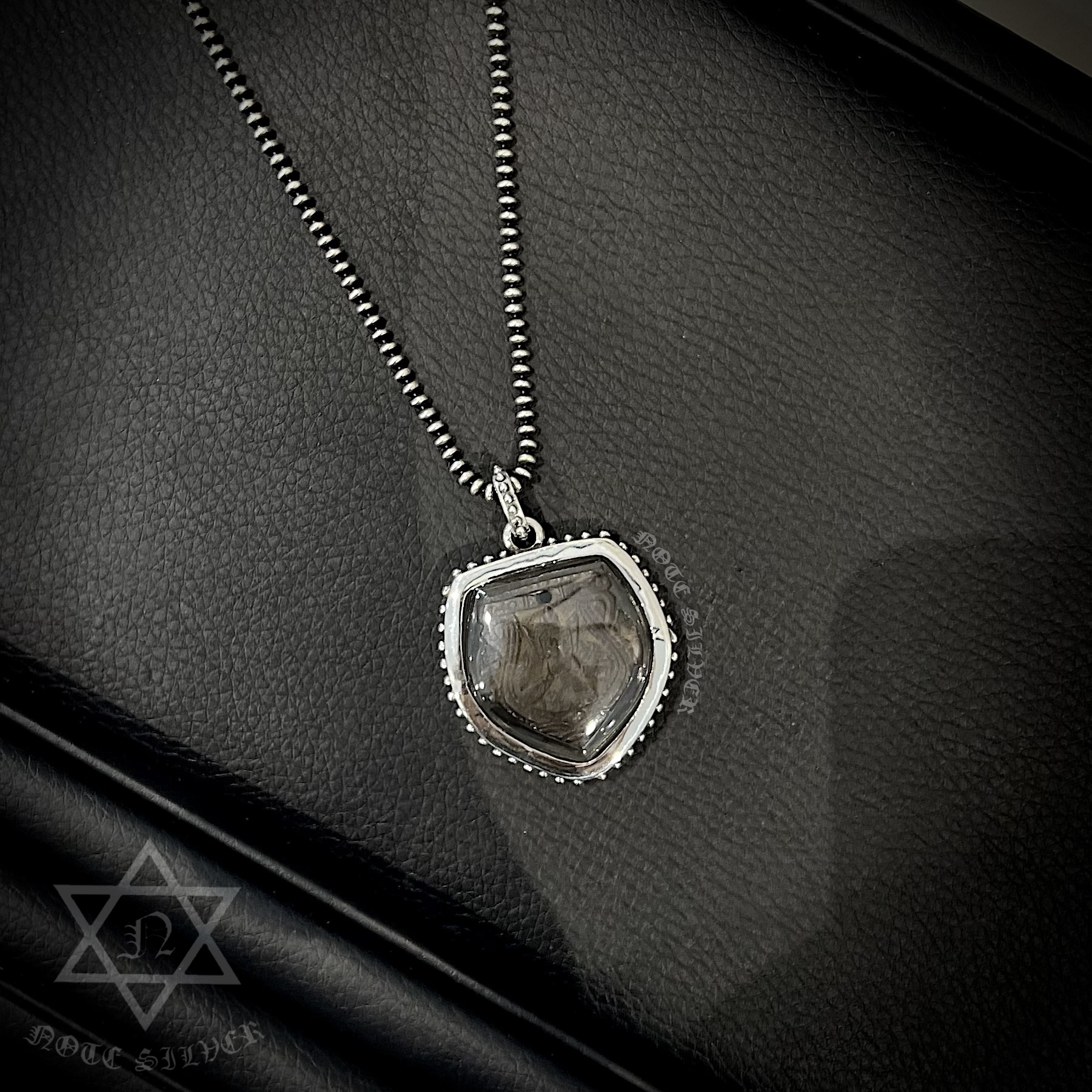 เลี่ยมเหรียญราหู จับขอบเงินแท้กรอบลายไข่ปลา พร้อมหูคล้องไข่ปลา Sterling Silver 925 NSSV3481