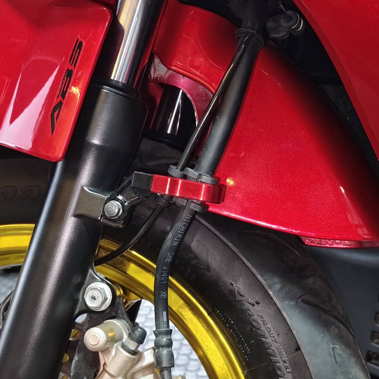 ขายึดสายน้ำมันดิสเบรคหน้า CNC MORITECH สำหรับรุ่น : GIORNO-125 / LEAD-125 / PCX-160