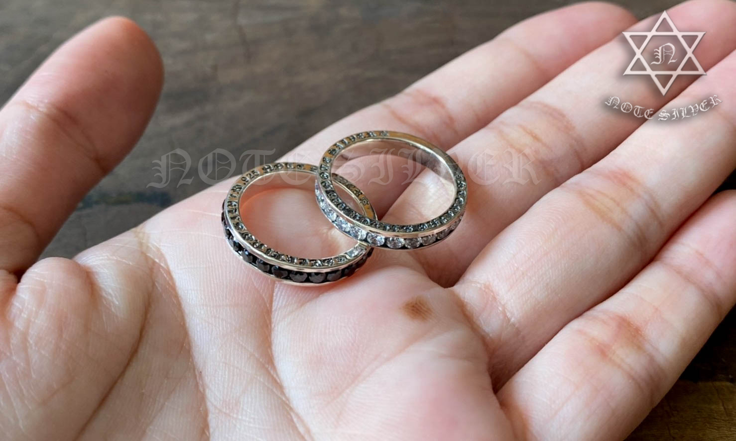 แหวนเงินแท้ นิล 2.2mm รอบวง ทรงกลม รมดำ เน้นอักษรชัดๆ Sterling Silver 925 NSRG2528