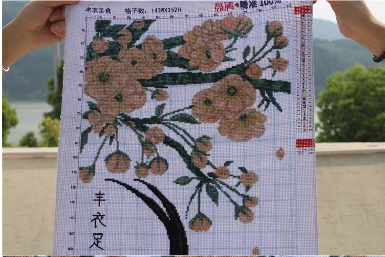 kai-1019 *สินค้าหมด* ชุดปักครอสติช ลายครอบครัวไก่ฟ้า (ผ้า11CTพิมพ์ลาย ปัก 3 เส้นเล็ก) ขนาด 45*95 ซม. ผ้าครอสติช11CTพิมพ์ลายปักบนผ้า ไหมคอตตอน 32 สี ผังลาย เข็ม