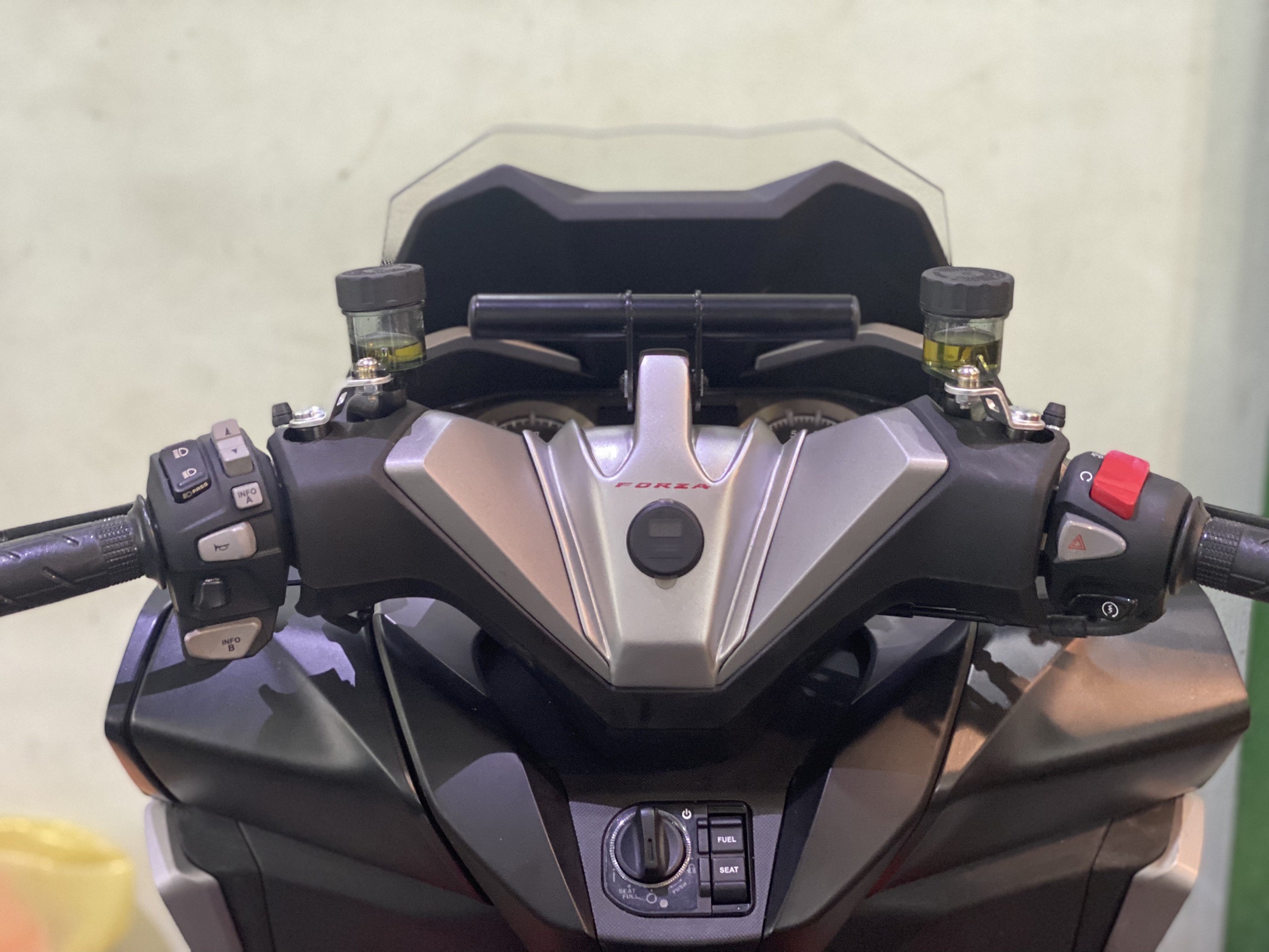 บาร์ยึดมือถือ MOTOZAAA พร้อม USB FORZA 350 ราคา1150