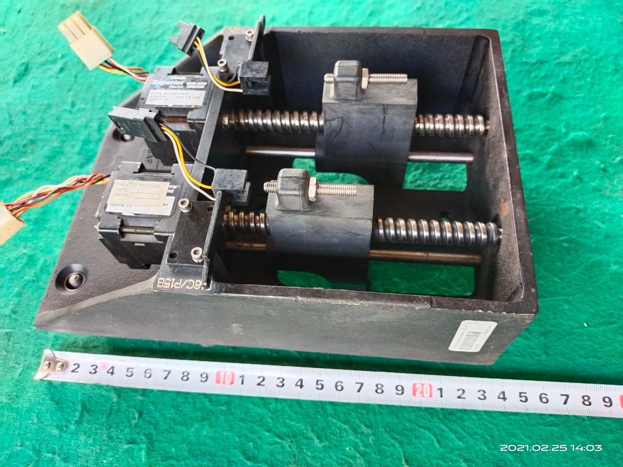 อุปกรณ์เครื่องจักร มีบอลสกรู 2 เส้น มอเตอร์ 2 ตัว โครงอลูมิเนียม