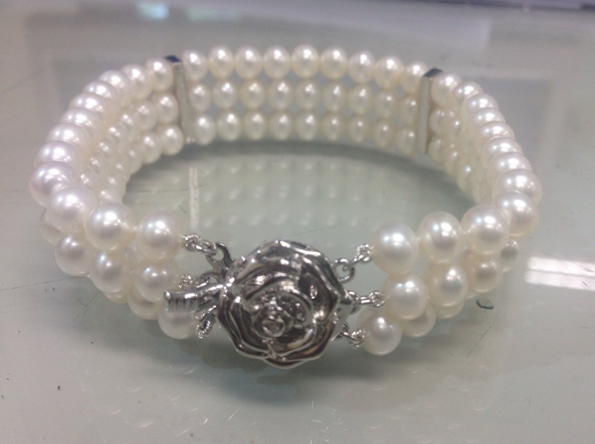 สร้อยข้อมือไข่มุกแท้ สีขาว แบบ 3 ชั้น 5-6 มิล คั่นด้วยข้อเพชรสองอัน