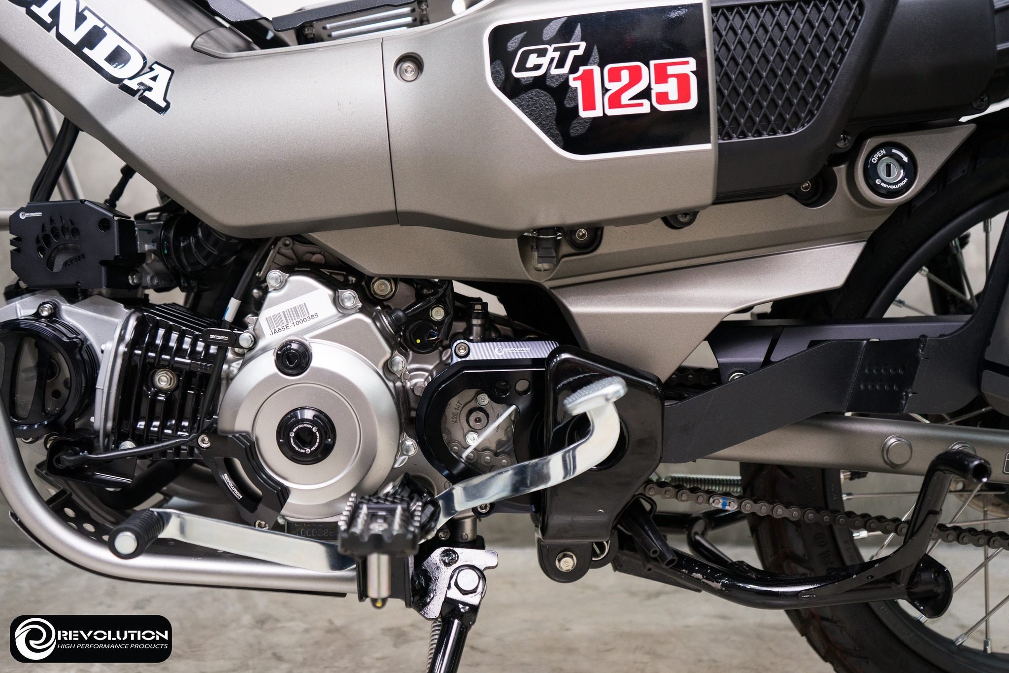 ฝาครอบสเตอร์หน้า มีเนียม+อาคิริค CNC REVOLUTION ST-125Dax/MONKEY-125/CT-125(4-5เกียร์)/WAVE-125i 2023 รหัสสินค้า - เงิน - แดง - ทอง - ดำ - น้ำเงิน ราคา 1,490 บาท/ชุด