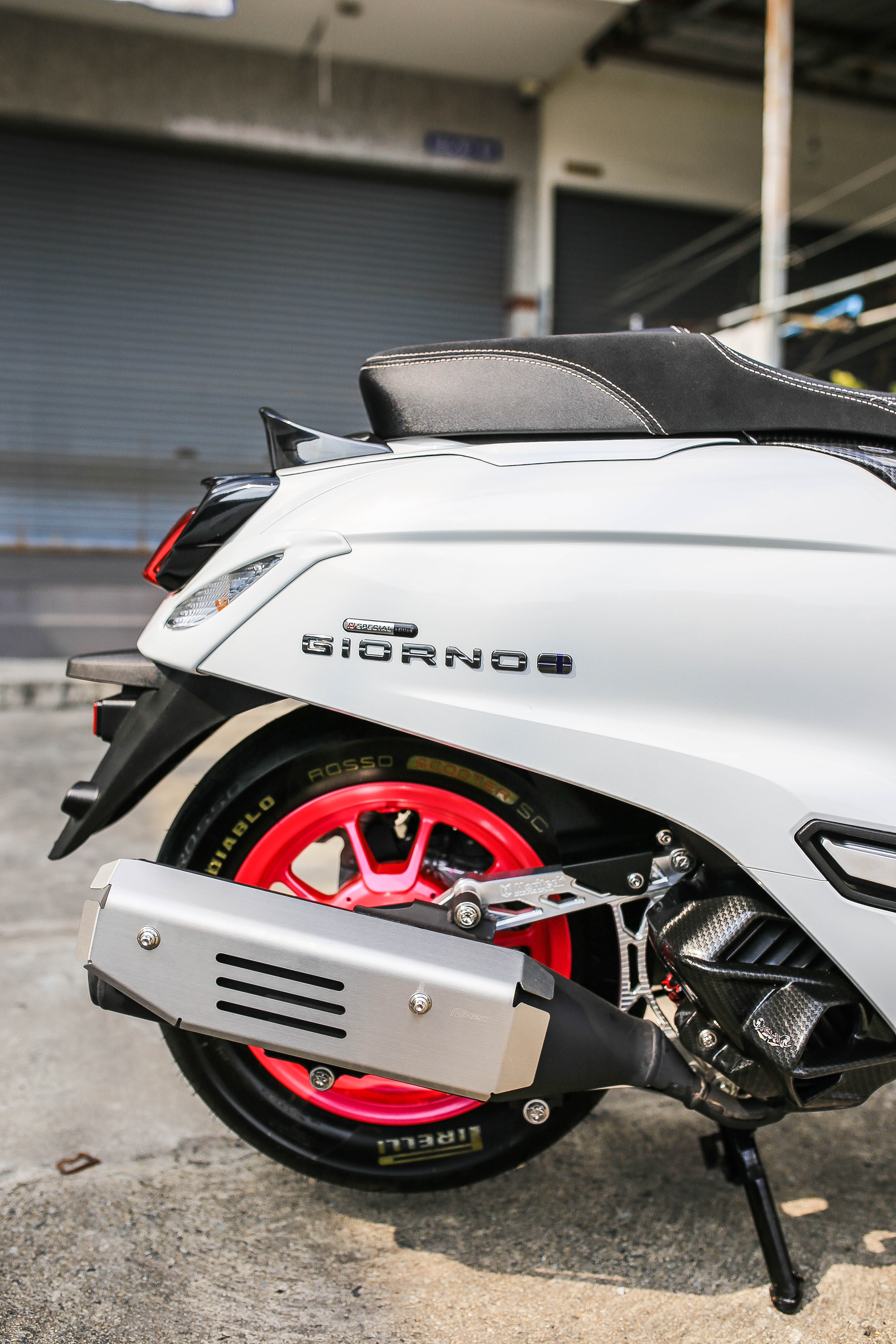 Giorno+ ตัวปิดรูมือจับท้าย (ไม่มีสปอยเลอร์ ) Rear hole cover 1500฿ ชุดตัวปิดรูมือจับท้าย พร้อมสปอยเลอร์ Rear hole cover with spoiler 2100฿