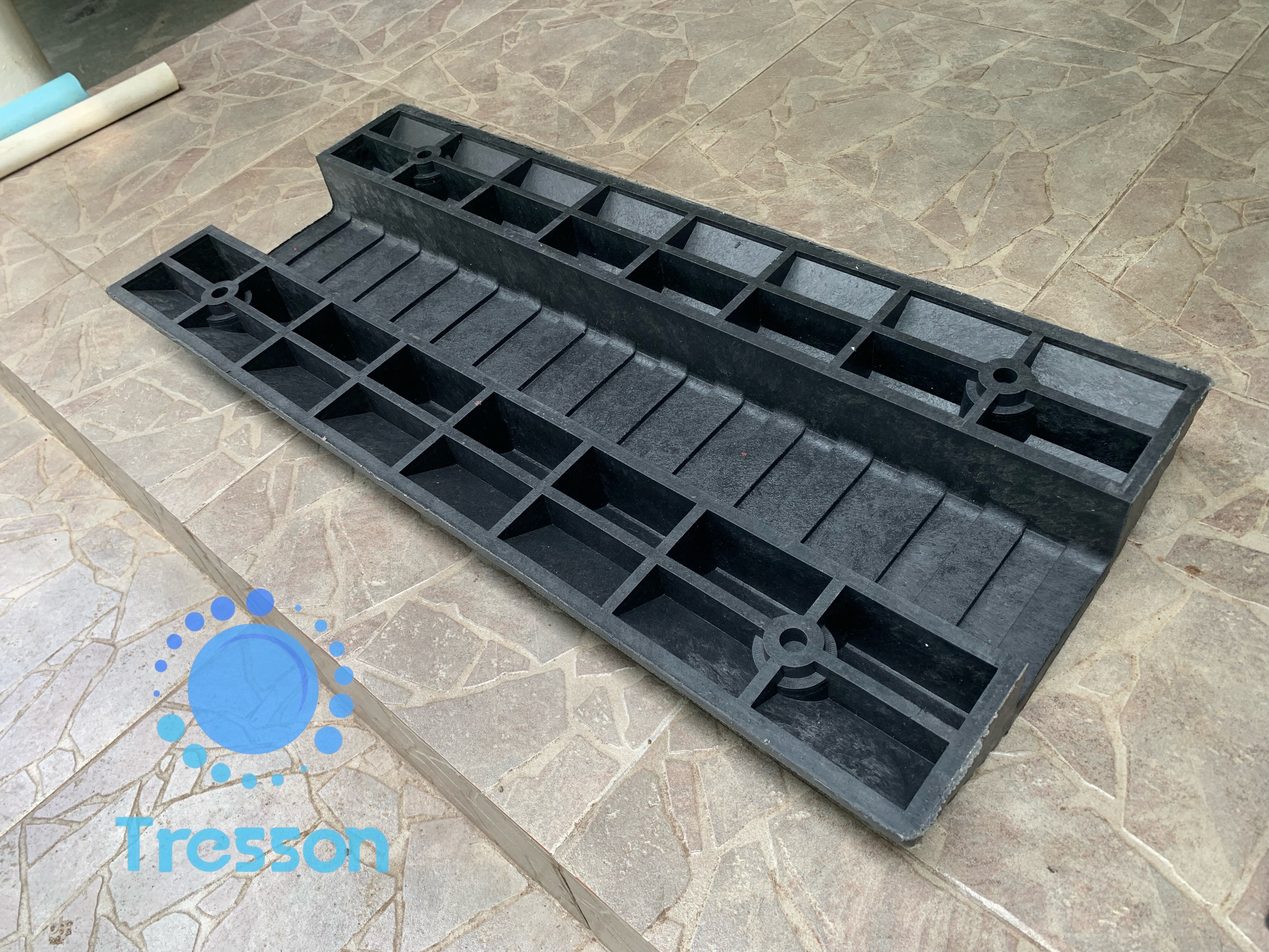 ทางลาดยางครอบท่อ ครอบสายไฟ ข้ามธรณีประตู สูง 8 ซม. กว้าง 40 ซม. ยาว 80 ซม(ด้าน) ขนาดช่อง 12x6 cm-นน.7 kg รับนน.สูงสุด700kg. Rubber Wire Cover Ramp 8x40x80 cm 13 kg