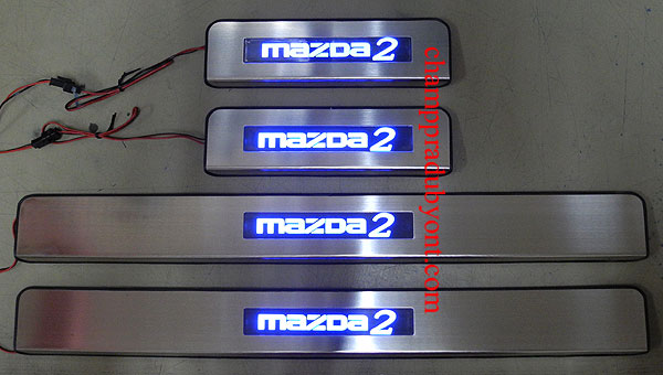 ชายบันไดสแตนเลสมีไฟ MAZDA 2 10-14 แสงสีฟ้า