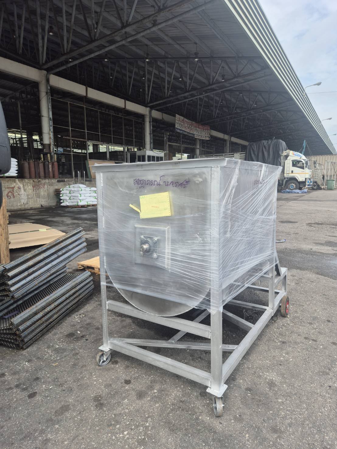 เครื่องผสมปุ๋ยเคมี ถังสแตนเลส ขาเหล็กเคลือบสี แนวนอน ขนาด 500kg มอเตอร์มิตซูบิชิ 7.5HP ไฟฟ้า 3เฟส