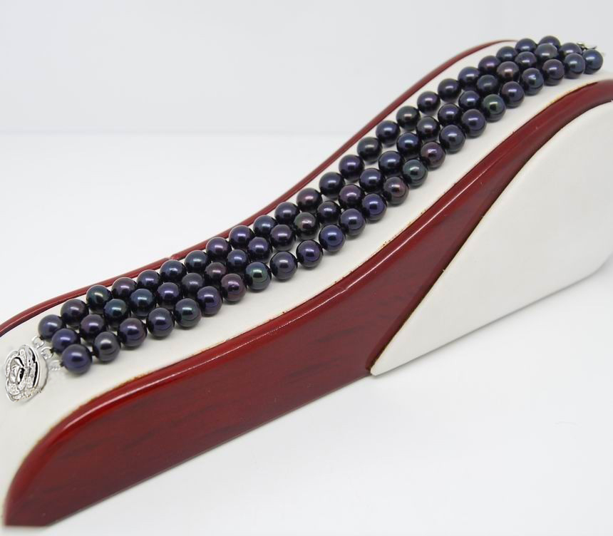 สร้อยข้อมือไข่มุกแท้ สีดำ แบบ 3 ชั้น 6-6.5 มิล