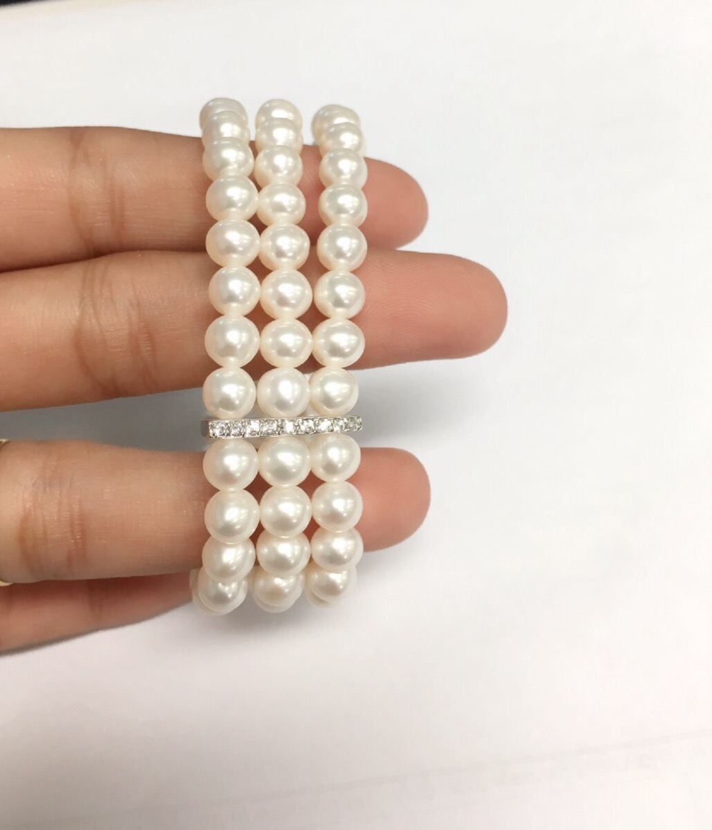 สร้อยข้อมือไข่มุกแท้ สีขาว แบบ 3 ชั้น 5-6 มิล คั่นด้วยข้อเพชรตรงกลาง