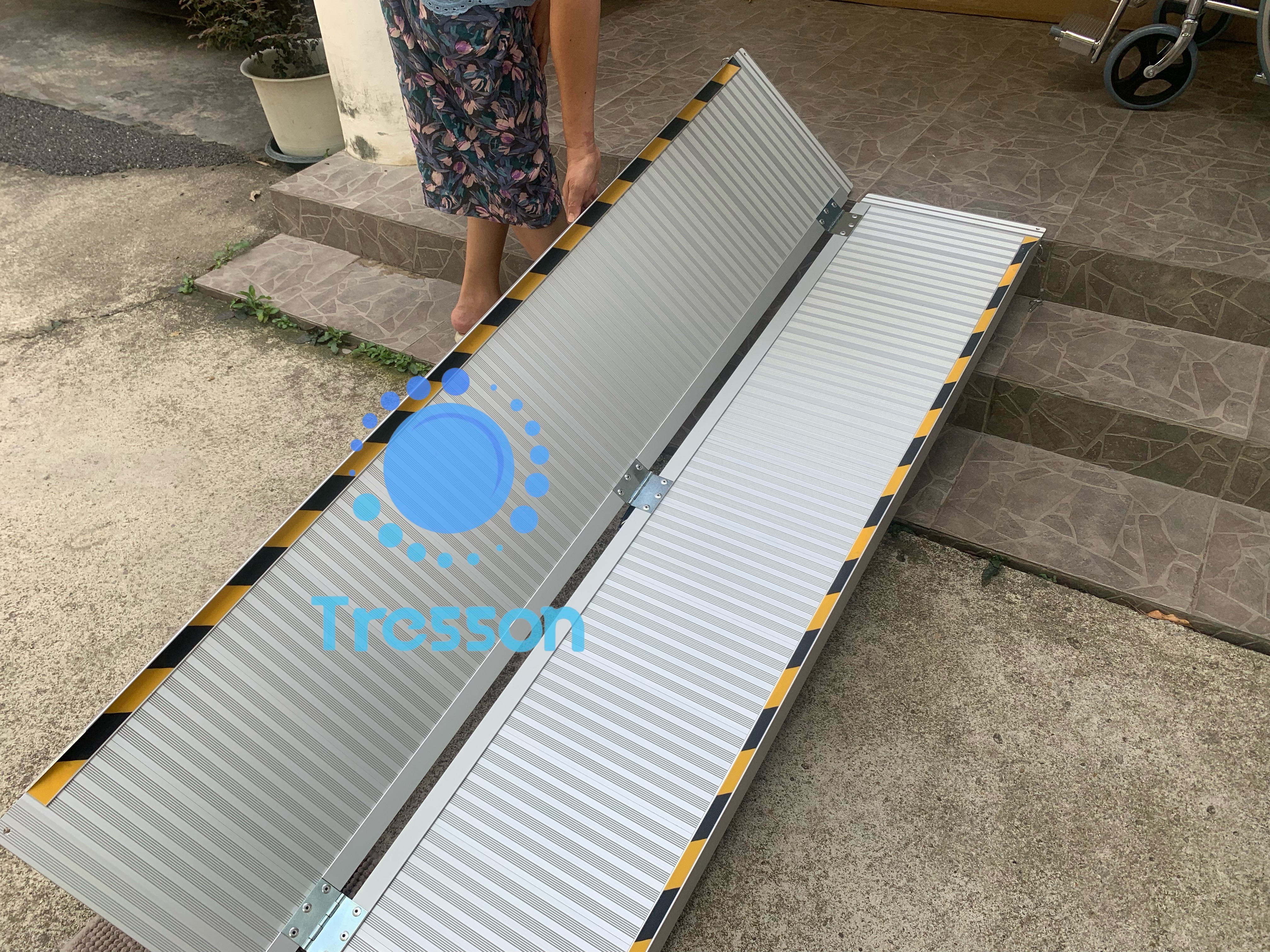 ทางลาดรถเข็นอลูมิเนียม ยาว 180ซม. กว้าง 73ซม. ขอบกันตก 5ซม.พกพา พับได้ ใช้ได้ถึงความสูงสุด 45 cm**มีของพร้อมส่ง - Aluminium Ramp 6f 180x76x5 cm 16kg