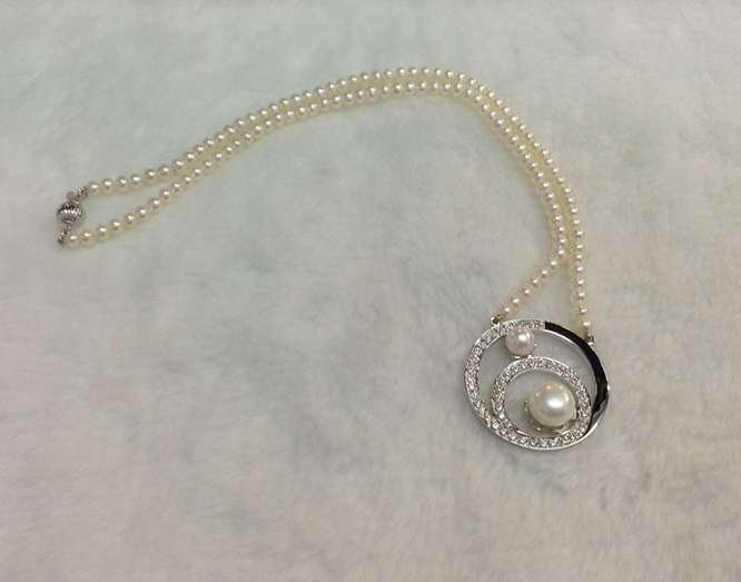 สร้อยคอไข่มุกแท้ร้อยกับจี้ ดีไซเก๋