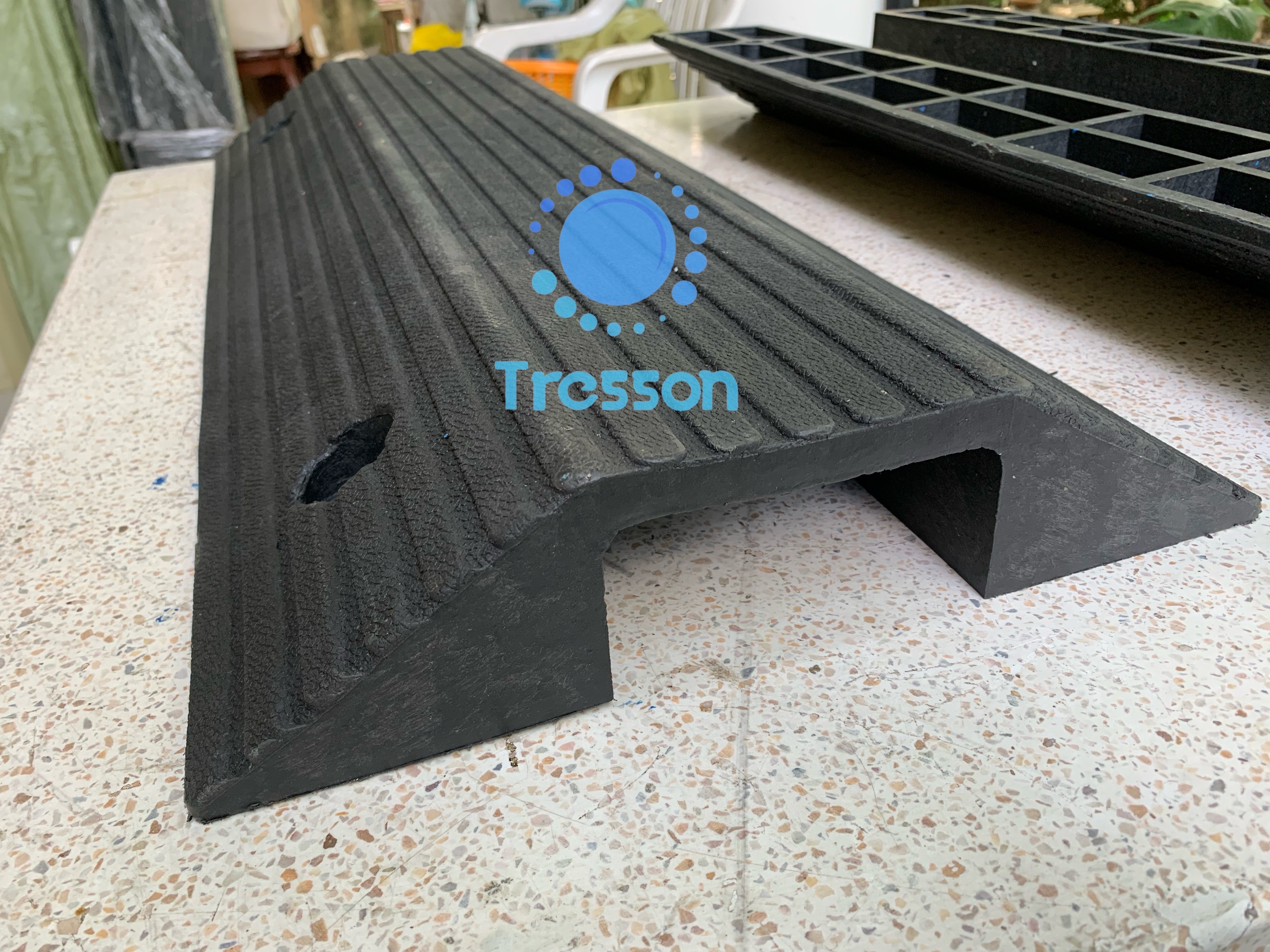 ทางลาดยางครอบท่อ ครอบสายไฟ ข้ามธรณีประตู สูง 8 ซม. กว้าง 40 ซม. ยาว 80 ซม(ด้าน) ขนาดช่อง 12x6 cm-นน.7 kg รับนน.สูงสุด700kg. Rubber Wire Cover Ramp 8x40x80 cm 13 kg