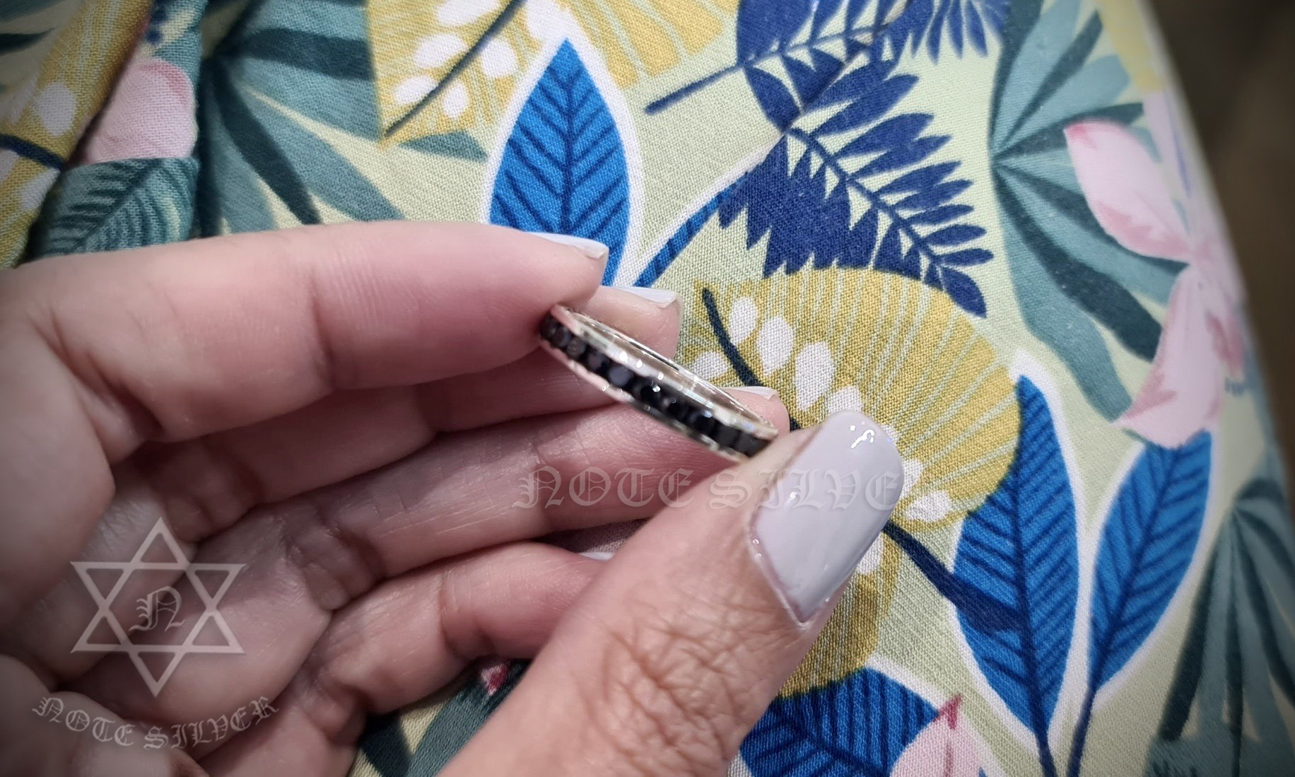 แหวนเงินแท้ นิล 2.2mm รอบวง ทรงกลม รมดำ เน้นอักษรชัดๆ Sterling Silver 925 NSRG2528