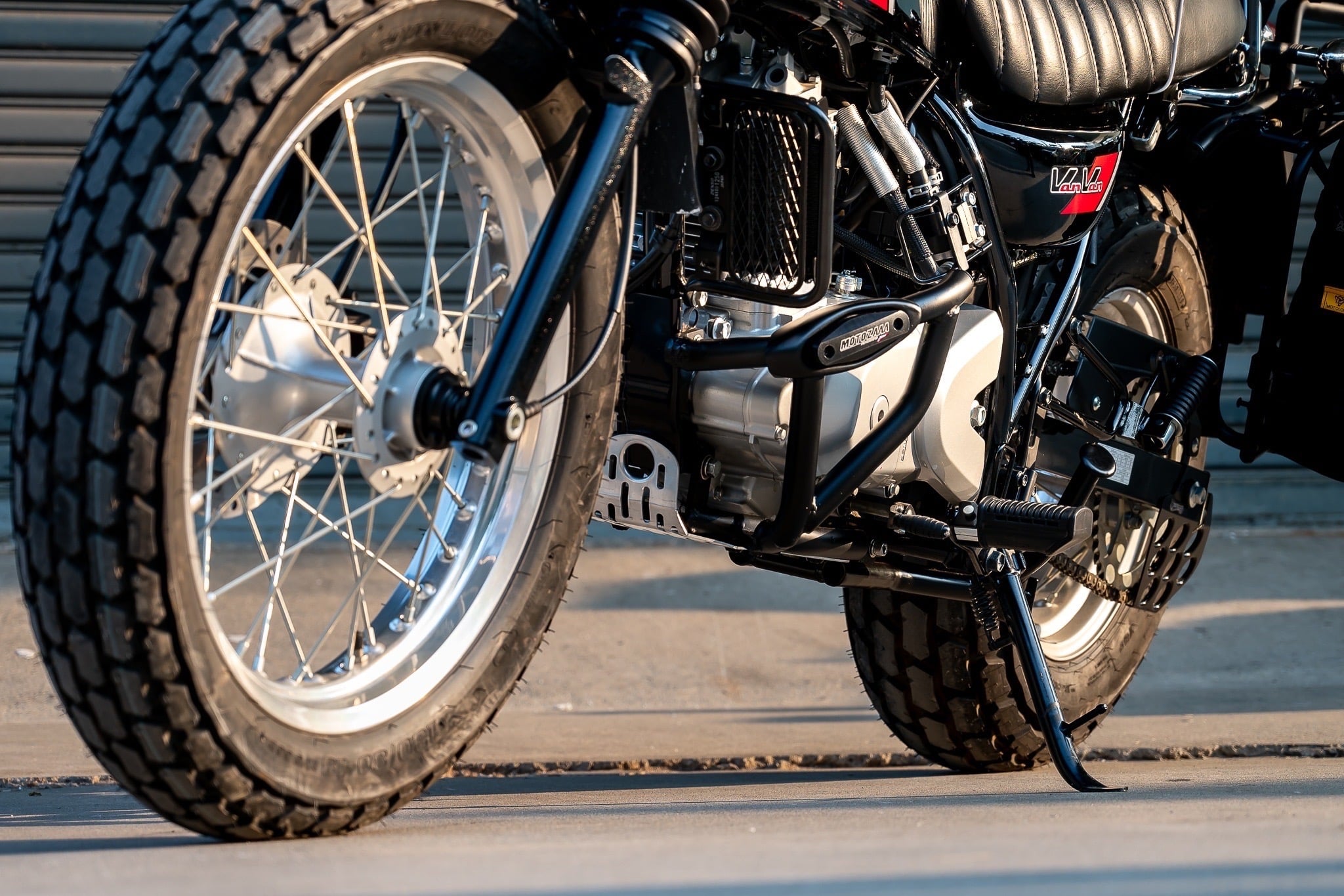 ของแต่ง Suzuki VanVan 200 MOTOZAAA VanVan200 / 125 1.ชิวหน้า V.1 2200฿ 2.ชิวหน้า V.2 2700฿ มีหน้ากาก 3.ชุดบังโคลนหน้า 2900฿ 4.แคชบาร์ 3990฿ ( มาพร้อมกันแคร้ง การ์ใต้ท้องเครื่อง ) 5. แร็คท้าย 3500฿ 6.แร็คกระเป๋าตัวใหญ่ 2100 ฿ 7.กระเป๋าข้างกันน้ำ 2690฿ 8.กั