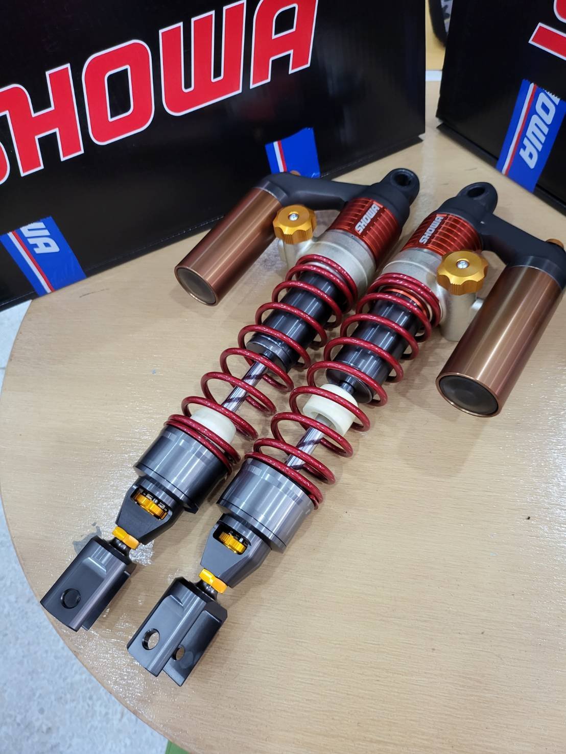 โช๊คอัพหลัง SHOWA FORZA 300-350 X-MAX 300