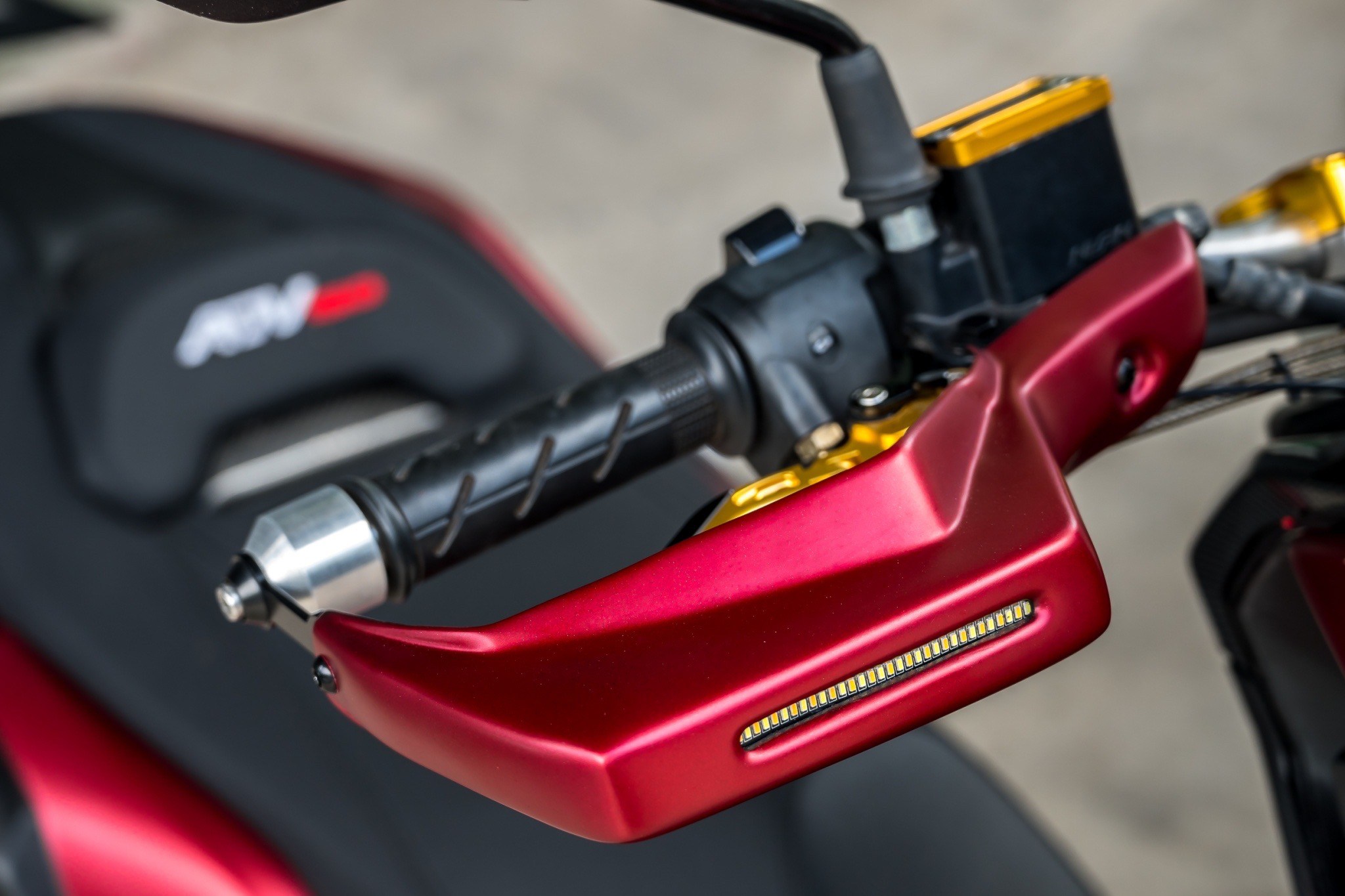 ชุดการ์ดแฮนด์มีไฟ(เดย์ไลท์+ไฟเลี้ยว) MOTOZAAA ADV150 รุ่นอืนๆก็ใส่ได้ ราคา2500฿ สีมีดำด้าน แดง เทา สีอืนสั้งได้